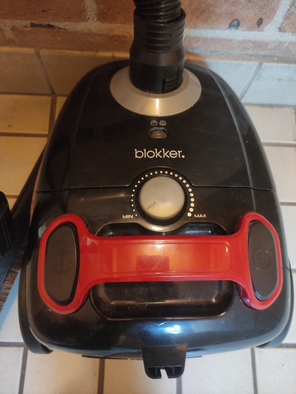 Blokker stofzuiger BL-61001 800W - Zwart/Rood, Stofzak, Overige merken, Gebruikt, Inclusief accessoires