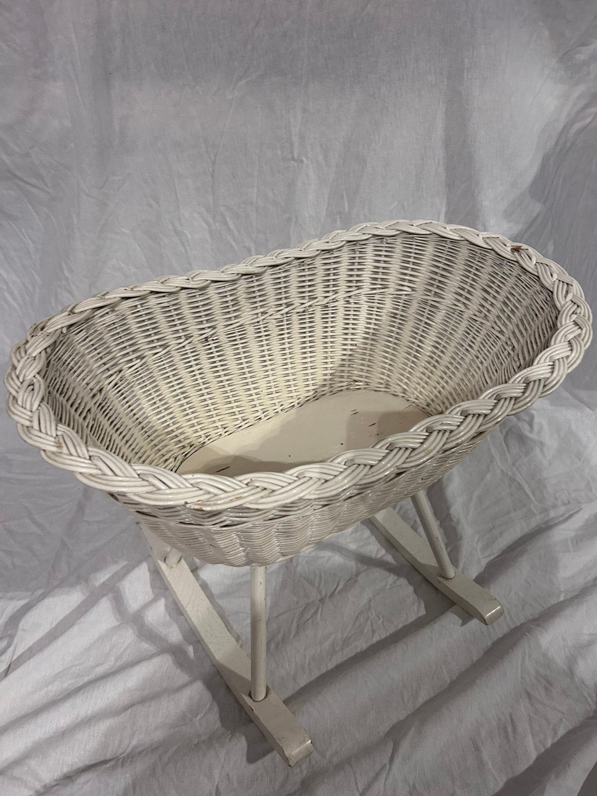 Rotan poppenwiegje - Vintage stijl voor speelplezier, Ophalen of Verzenden, Gebruikt, Babypop
