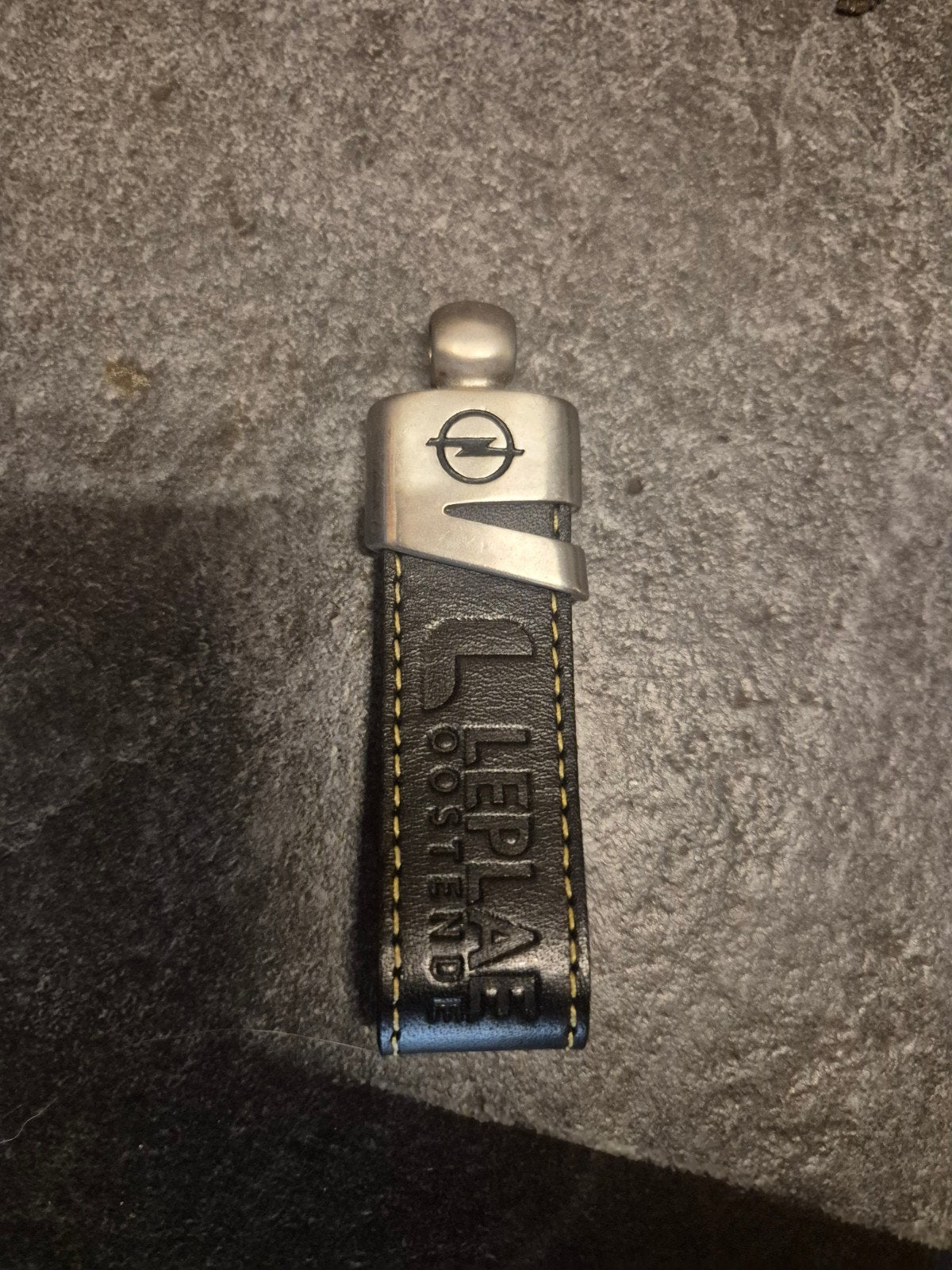 Opel sleutelhanger - Leer met metalen logo, Ophalen of Verzenden, Gebruikt, Merk