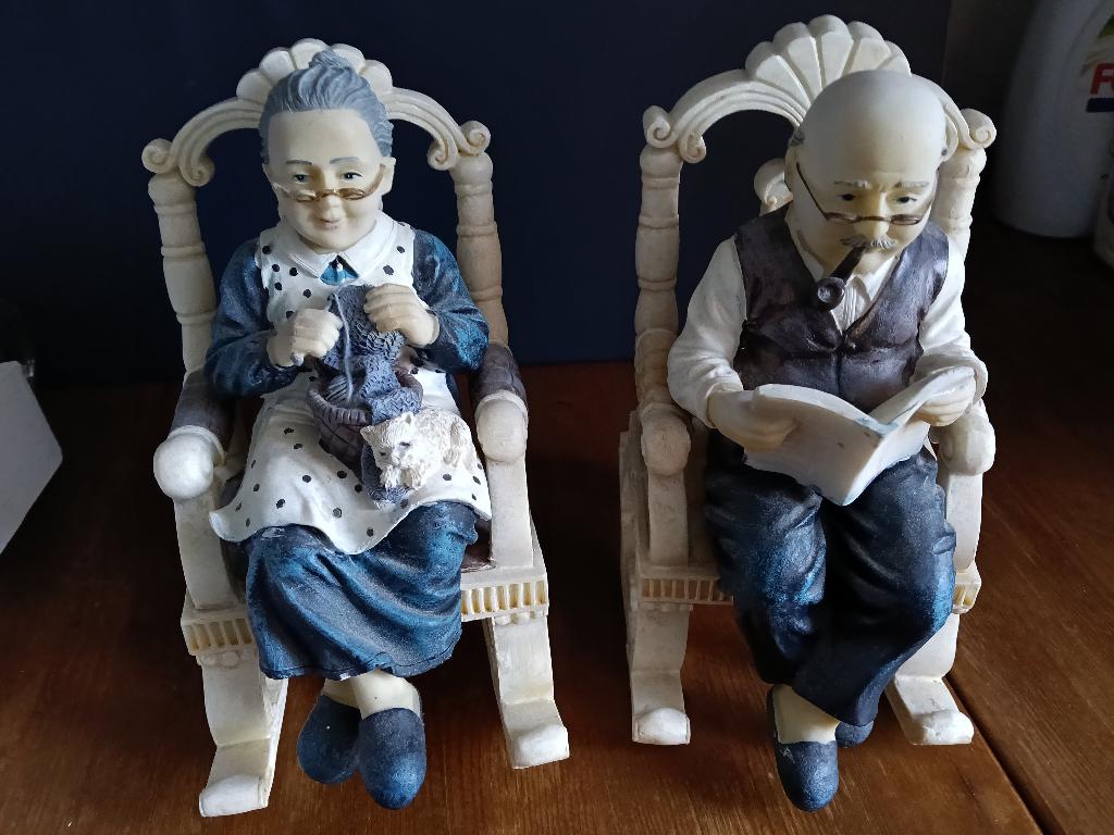 Te koop: 2x Beeldjes opa & oma, Verzamelen, Beelden en Beeldjes, Ophalen of Verzenden, Zo goed als nieuw, Mens