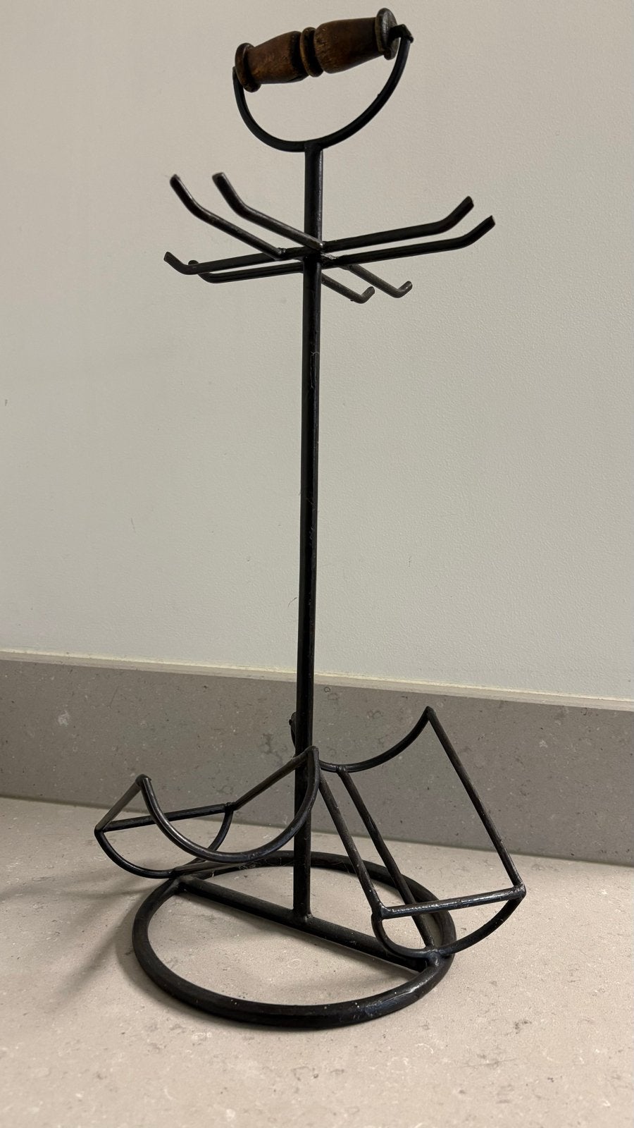 Smeedijzeren flessen- en glazenstandaard met houten handvat, Gebruikt, Ophalen of Verzenden, Minder dan 5 flessen, Metaal
