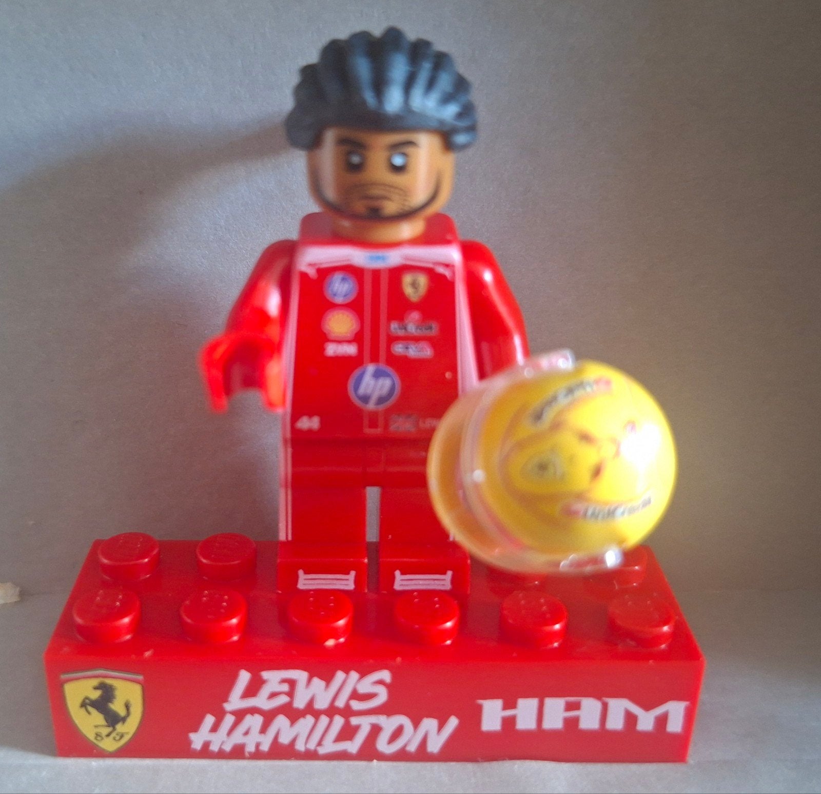 LEGO Minifiguur Lewis Hamilton Ferrari F1 UV Geprint, Ophalen of Verzenden, Nieuw