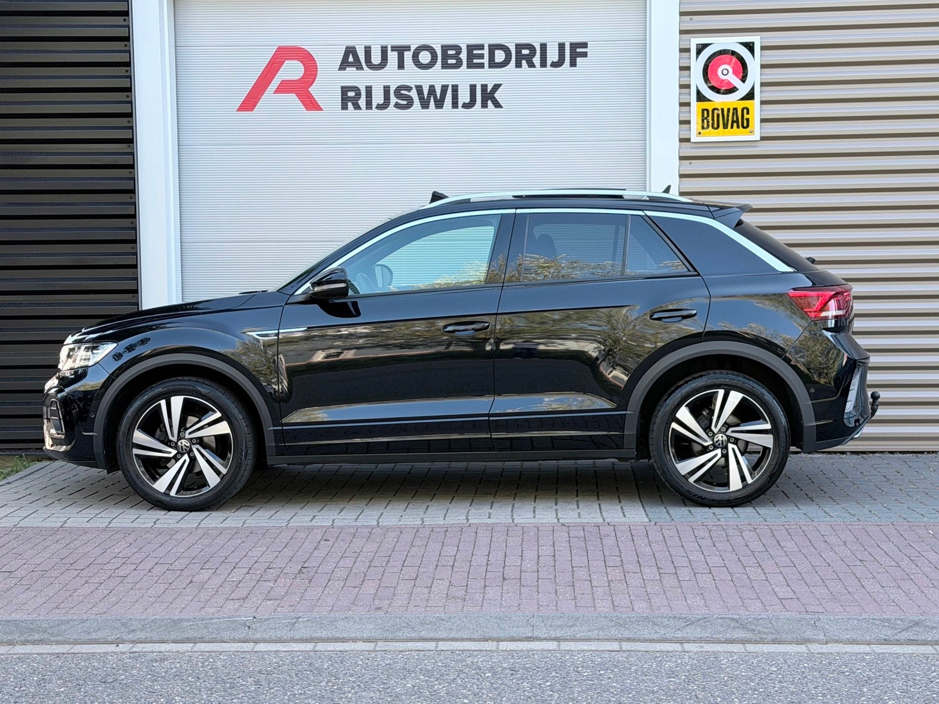 Volkswagen T-ROC 1.5 TSI 3x R-Line Pano/Camera/Acc, 12 maanden, Euro 6, 4 cilinders, Zwart