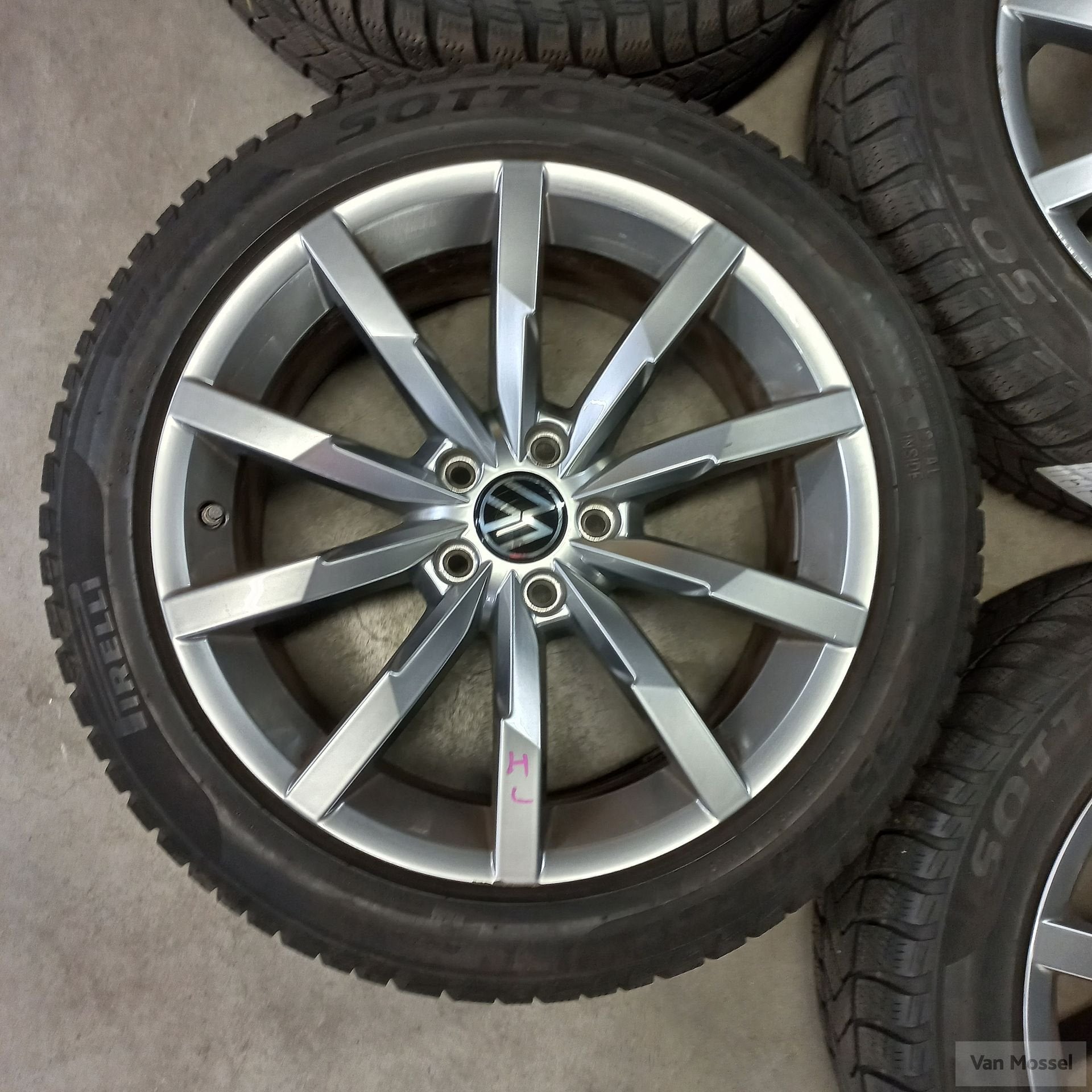 Vollkswagen Passat Pirelli Sottozero 3 235/45/R18 94V, 18 inch, Gebruikt, -, -