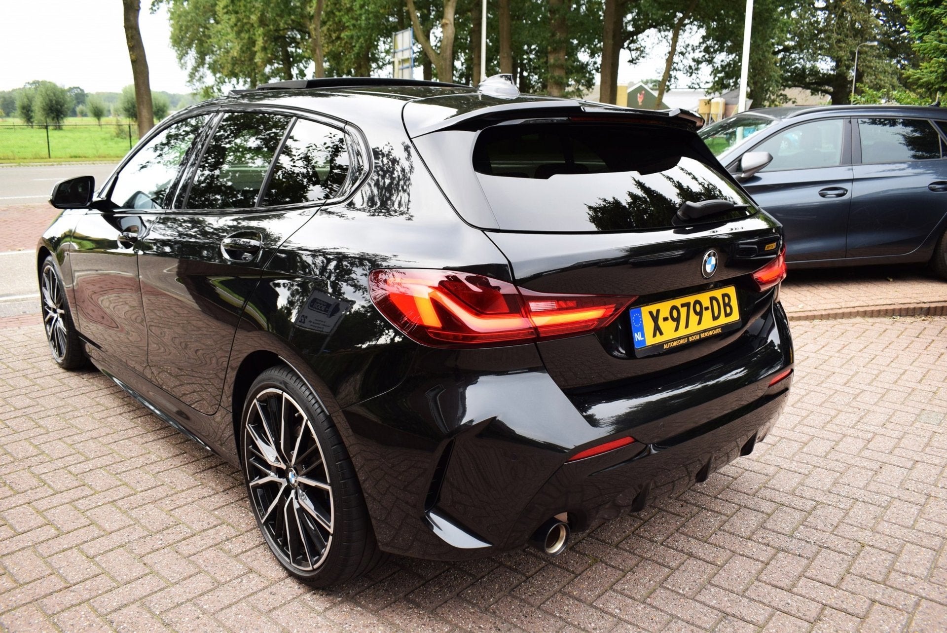 BMW 1-serie 118i High Executive M-PAKKET/ AUTOM/PANO DAK/CAR, Auto's, Dealer onderhouden, Gebruikt, Alcantara, Zwart