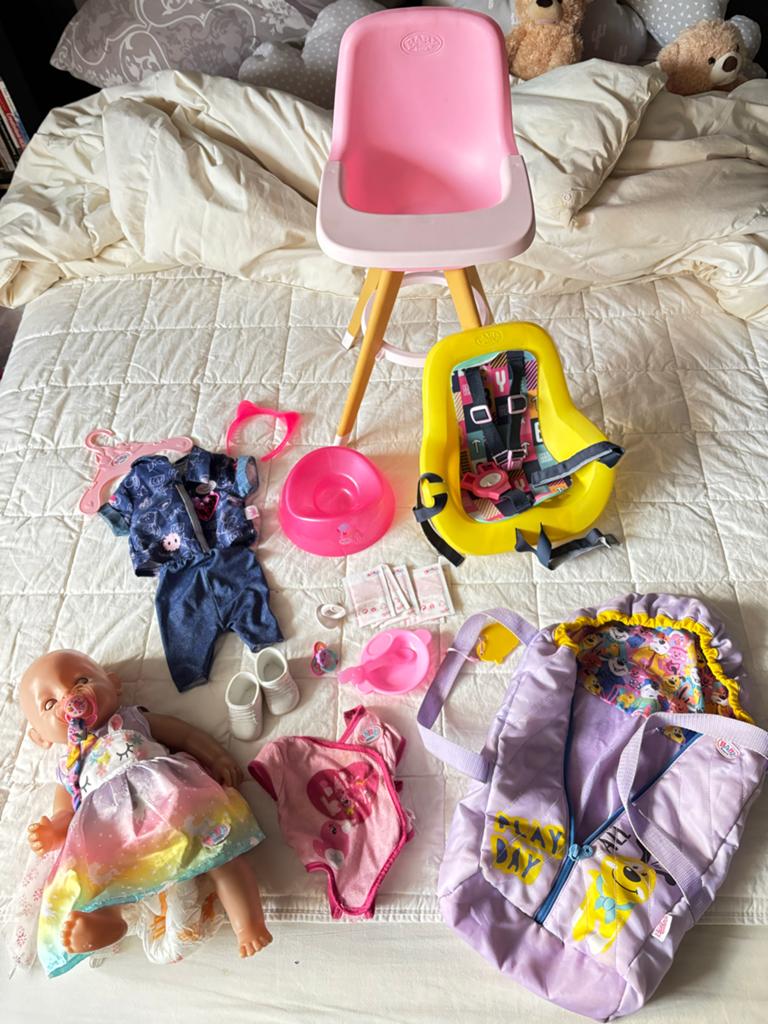 Baby Born pop met kinderstoel en accessoires, Kinderen en Baby's, Speelgoed | Poppen, Ophalen, Zo goed als nieuw, Babypop
