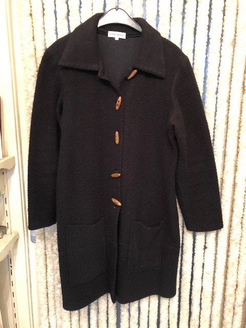 V) a01 alma mater zwarte jas met houtje touwtje maat l, Kleding | Dames, Alma matter, Verzenden, Zwart, Maat 42/44 (L)