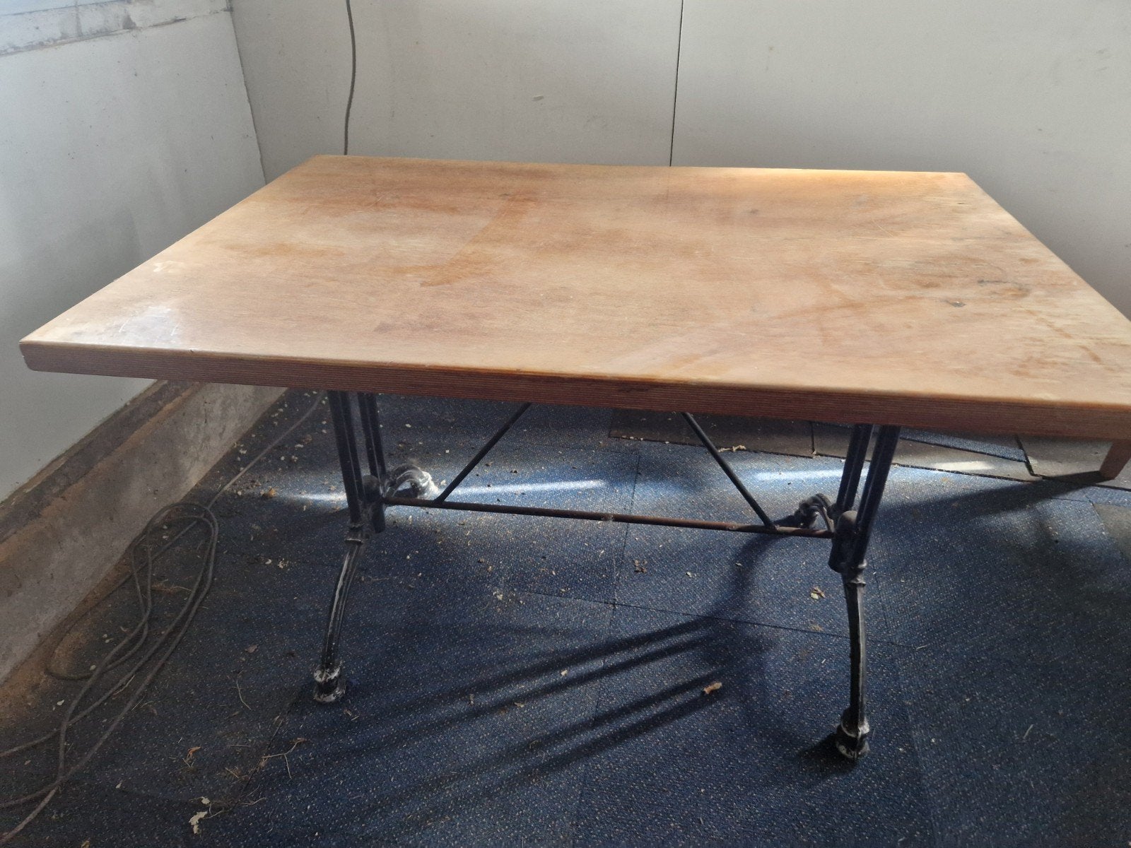 4x Tafel met smeedijzeren onderstel en 14x eiken stoelen, Ophalen