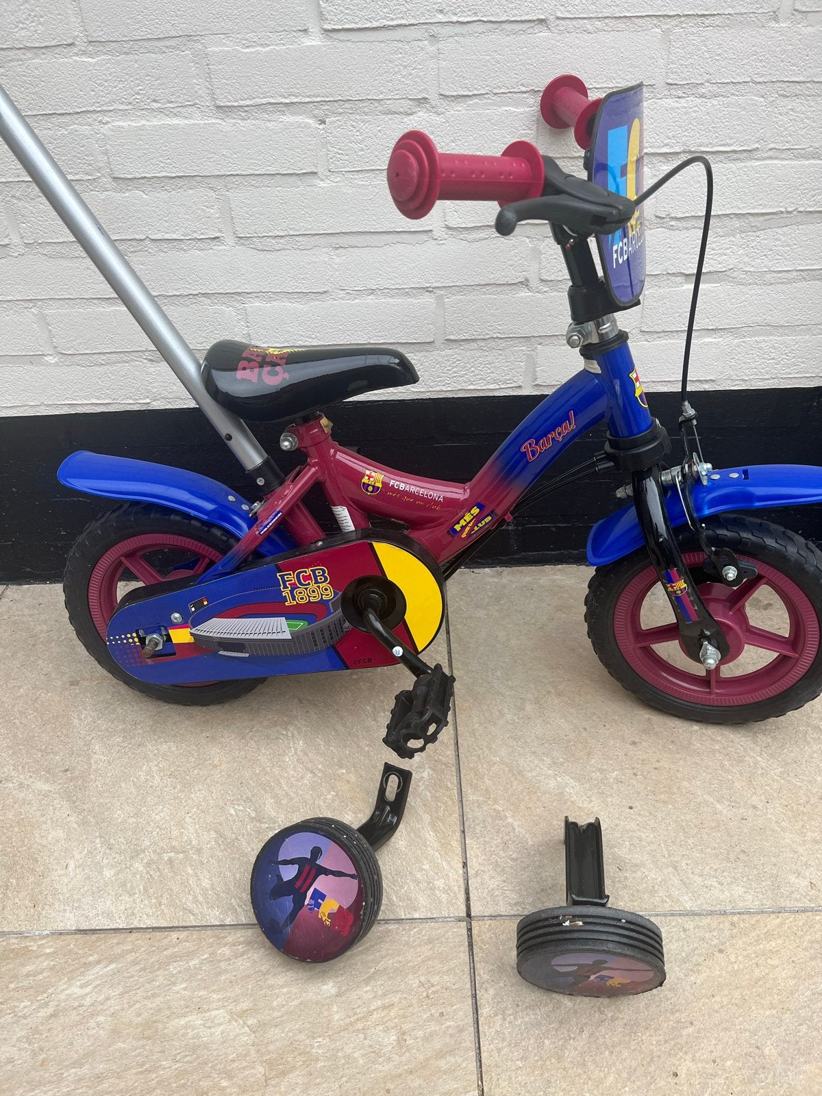 FC Barcelona Kinderfiets met zijwieltjes en duwstang, Fietsen en Brommers, Ophalen, Zijwieltjes, Velgrem, Minder dan 16 inch