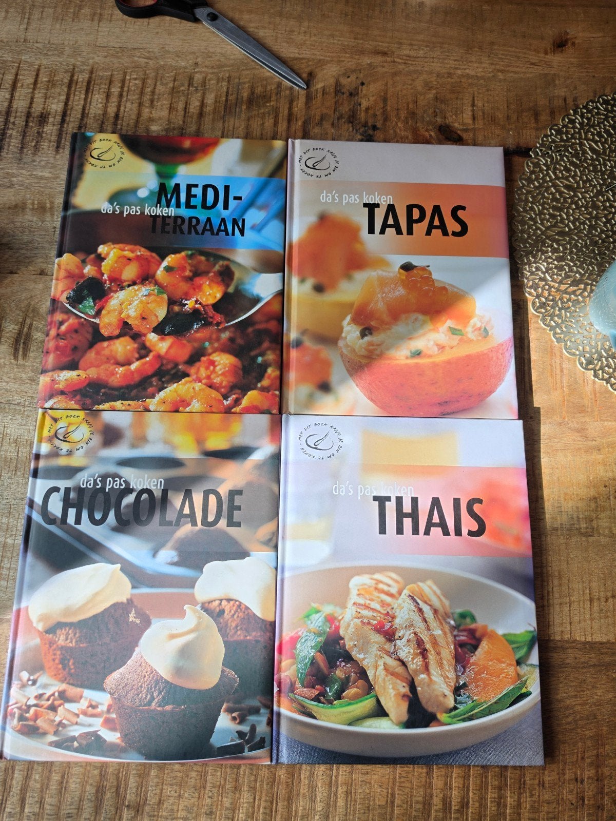 4 kookboeken: Mediterraan, Tapas, Chocolade, Thais, Boeken, Ophalen of Verzenden, Gelezen, Europa, Hoofdgerechten
