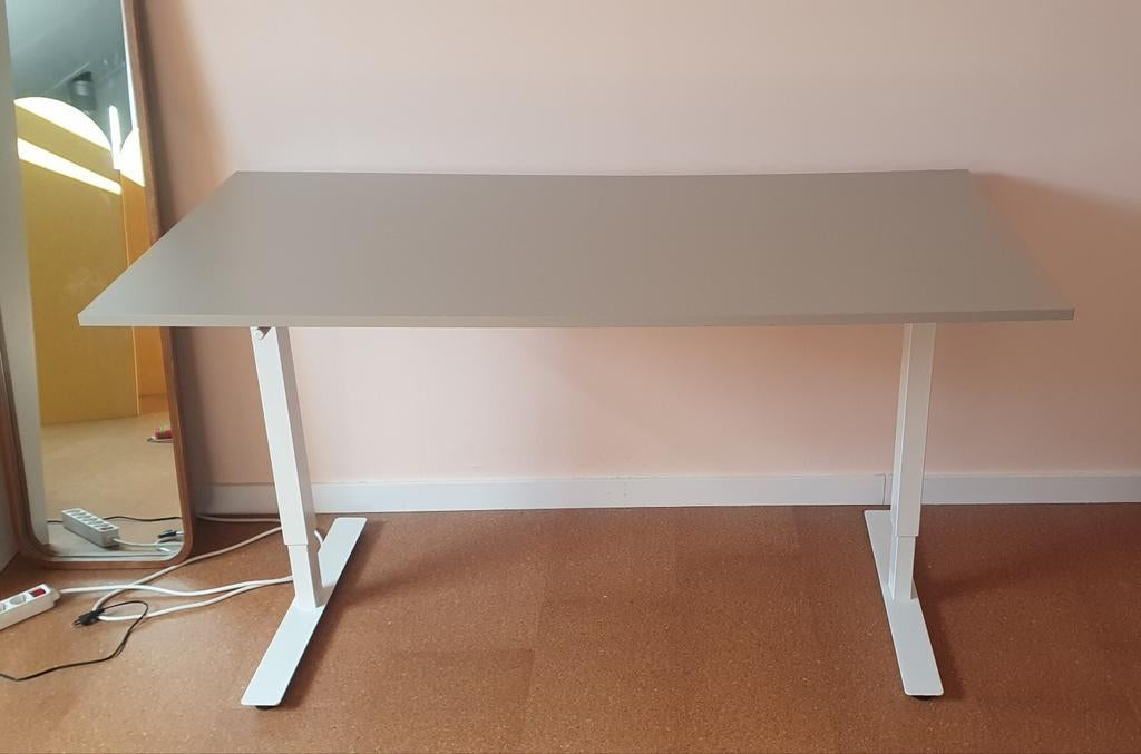 IKEA Zit-sta bureau - Verstelbaar bureau, Huis en Inrichting, Bureaus, Gebruikt, Zit-sta bureau, IKEA, Modern, Grijs, In hoogte verstelbaar
