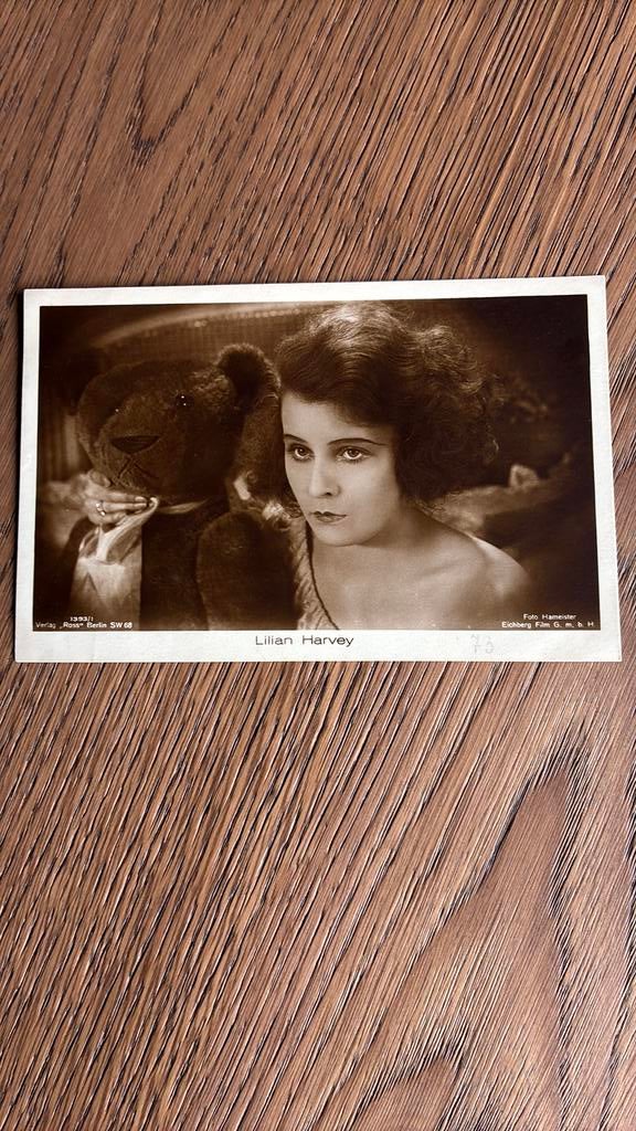 Lilian Harvey met grote speelgoedbeer., Ophalen of Verzenden, Gelopen