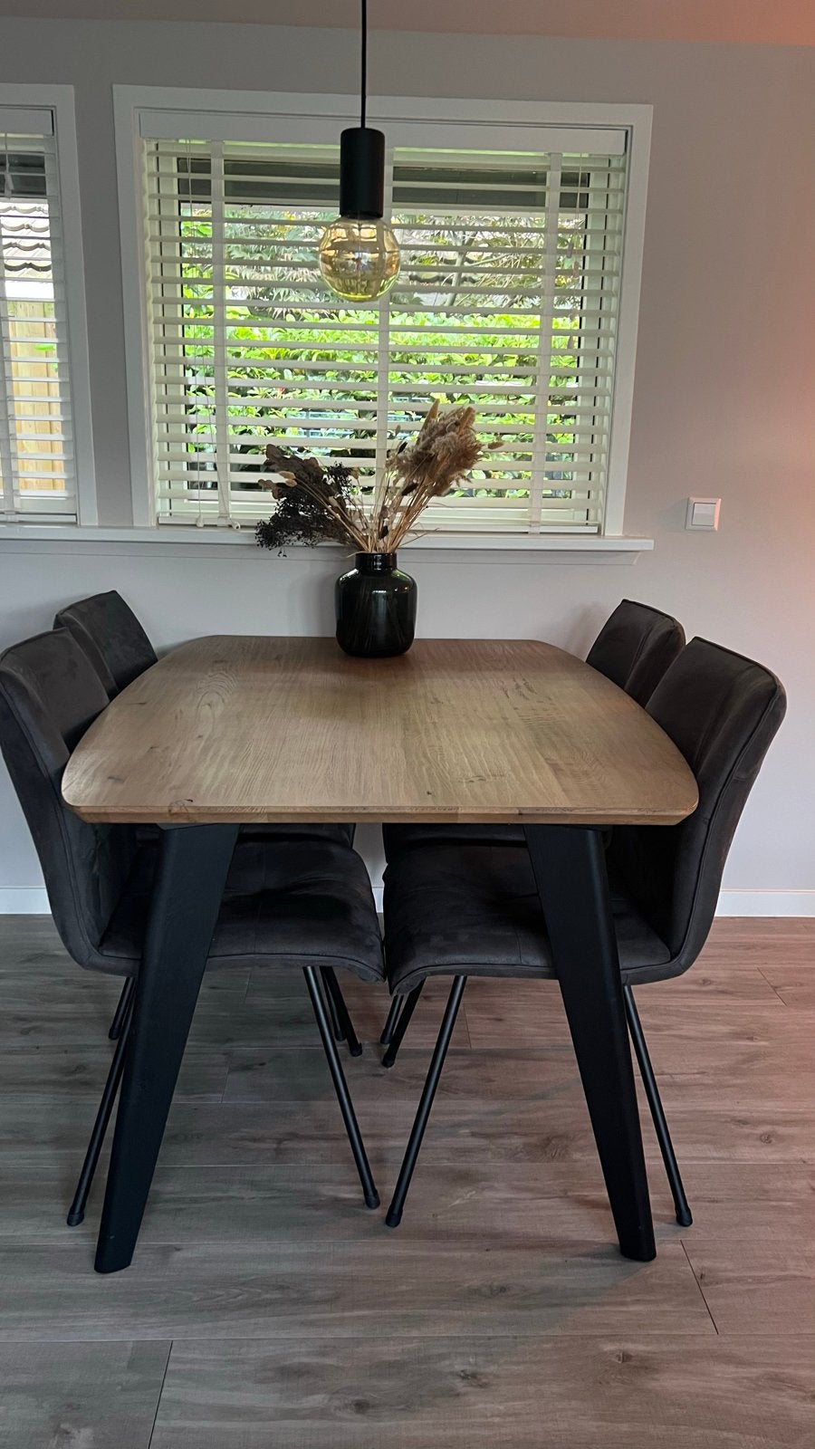 Eettafel met massief houten blad en zwart houten poten, Huis en Inrichting, Tafels | Eettafels, Ophalen, Gebruikt, 100 tot 150 cm
