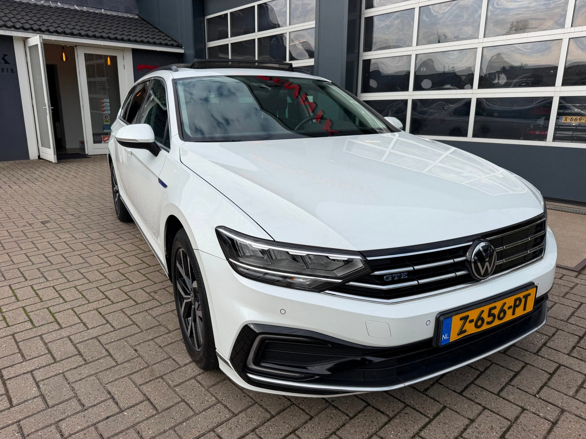 Volkswagen Passat Variant 1.4 TSI PHEV GTE Business / Pano /, Dealer onderhouden, Stof, Gebruikt, Euro 6