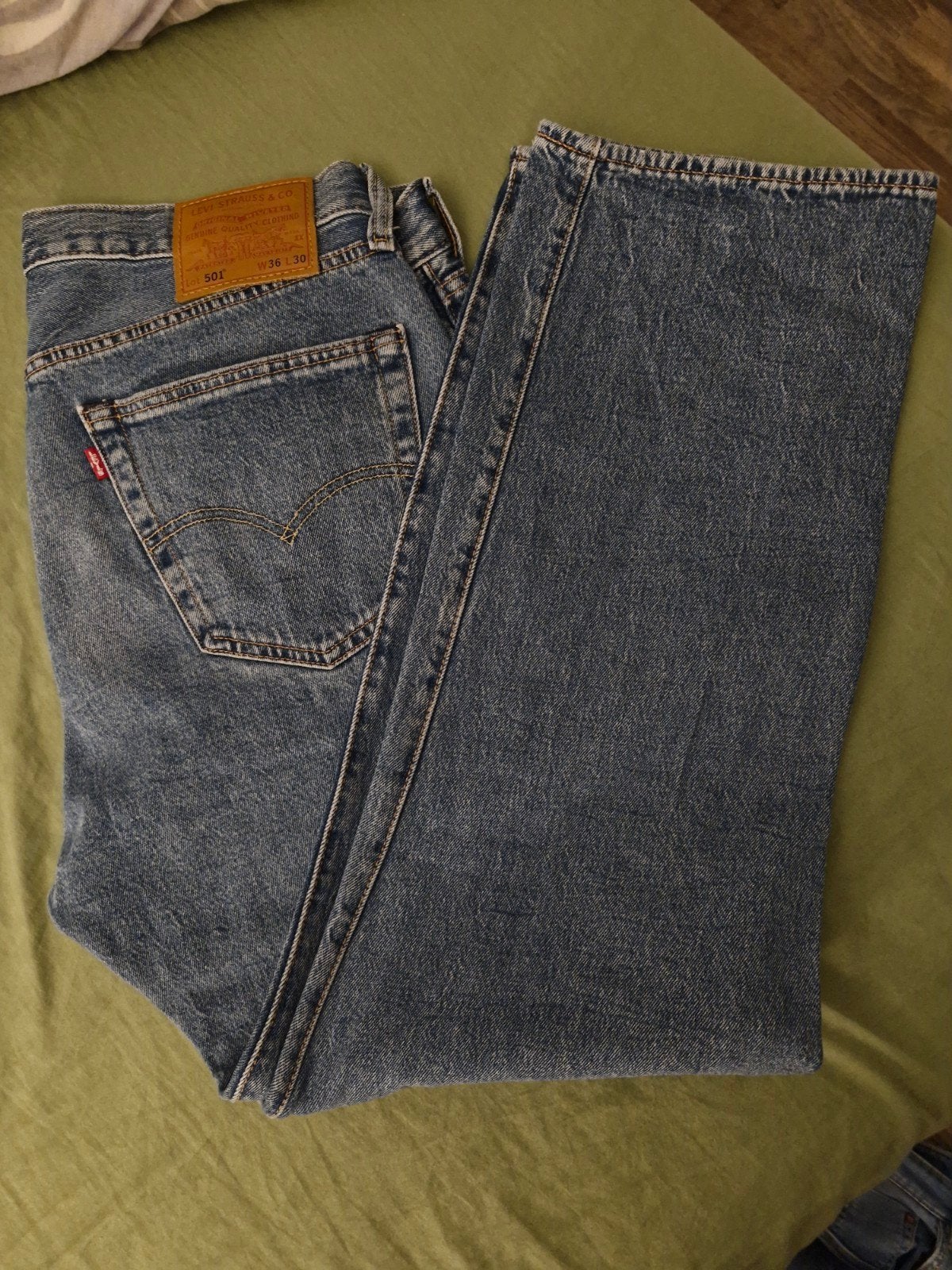 Levi 501 half licht blauwe jeans spijkerbroek, Kleding | Heren, Levi 501, Blauw, Overige jeansmaten, Ophalen of Verzenden