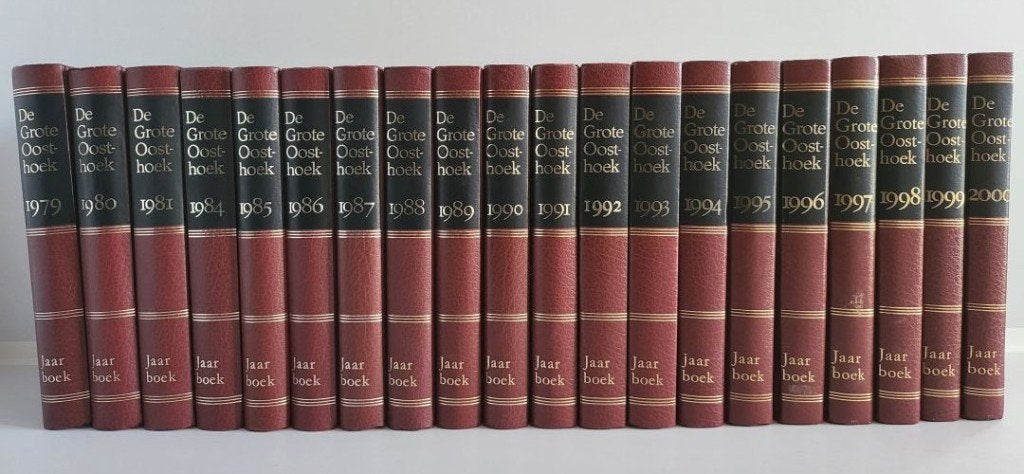 Vele jaarboeken 1979-2000 als naslagwerk De Grote Oosthoek, Boeken, Encyclopedieën, Complete serie, Nieuw, Diverse auteurs, Ophalen of Verzenden
