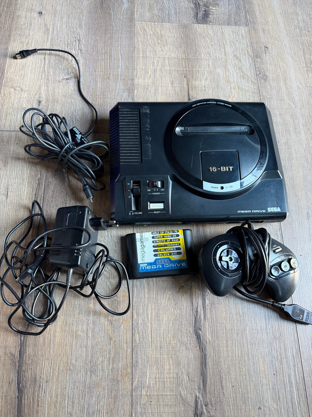 Sega Mega Drive met controller en Megagames cartridge, Spelcomputers en Games, Mega Drive, Ophalen of Verzenden, Met 1 controller