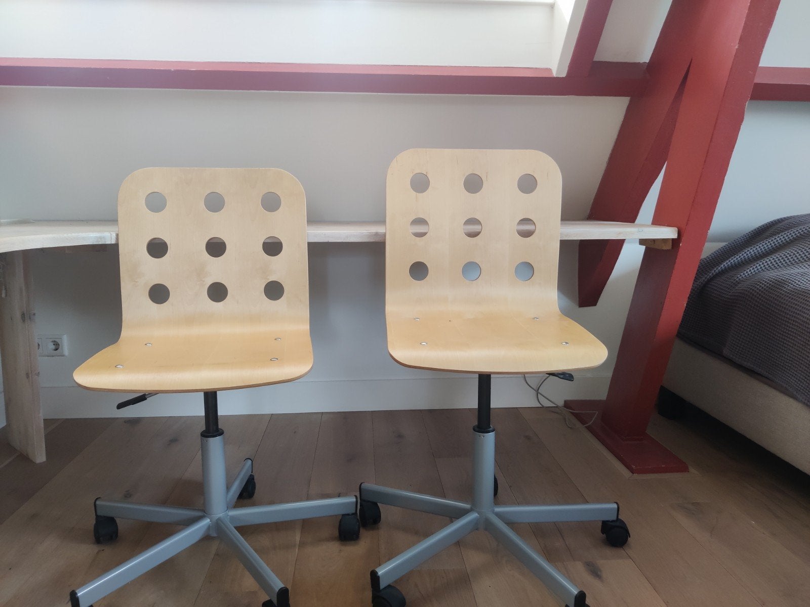 2 Ikea houten bureaustoelen met wieltjes, €15 per stuk, Huis en Inrichting, Ophalen, Gebruikt