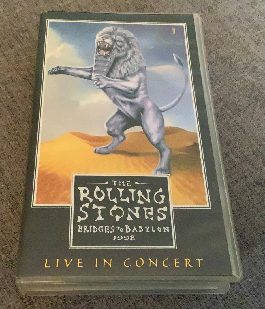 VHS VIDEO THE ROLLING STONES BRIDGES OF BABYLON 1998 TOUR, Alle leeftijden, Verzenden, Gebruikt, Muziek en Concerten