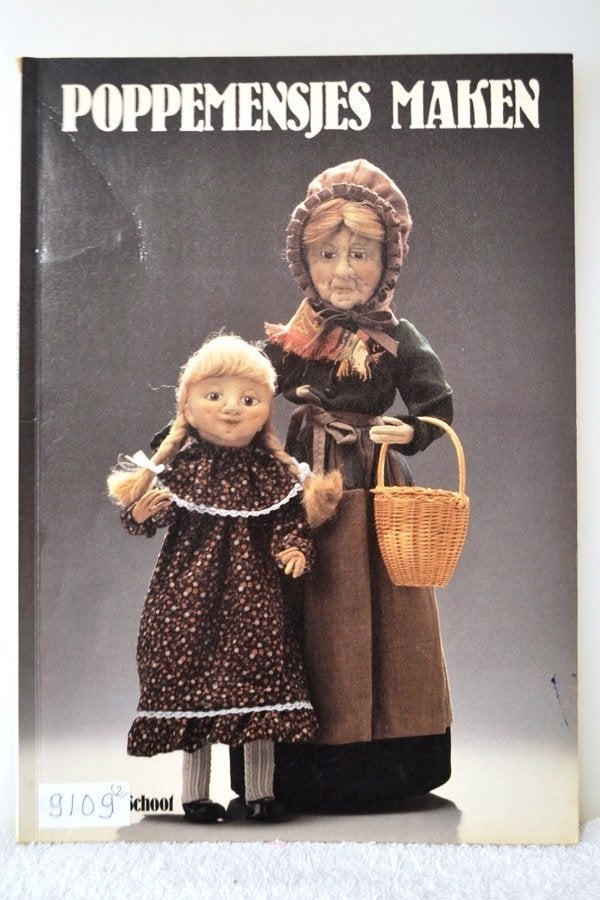 OPRUIMING: mooi poppen mensjes boek NR 9109, Ophalen of Verzenden, Zo goed als nieuw, Pop