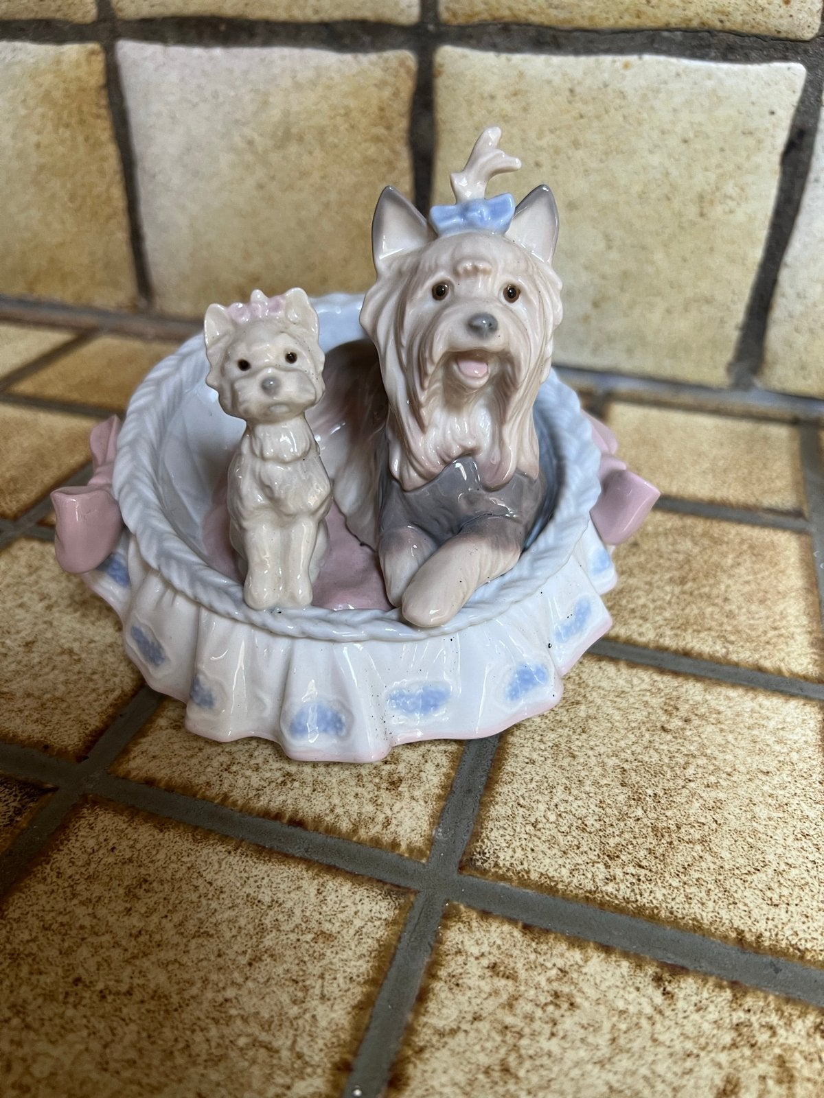 Lladro beeldje Yorkshire Terriërs in mandje, Verzenden, Zo goed als nieuw, Hond of Kat, Beeldje of Figuurtje