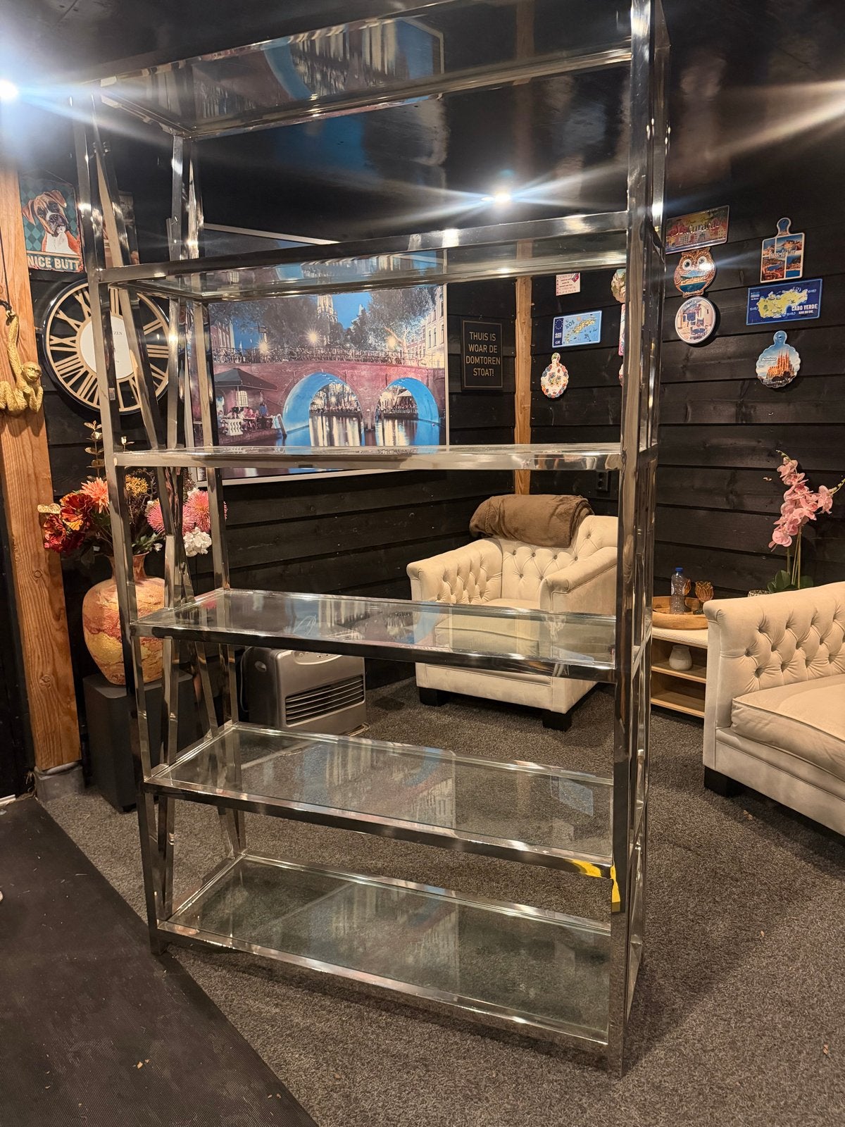 Luxe glazen vitrinekast met chromen frame, Ophalen, Gebruikt