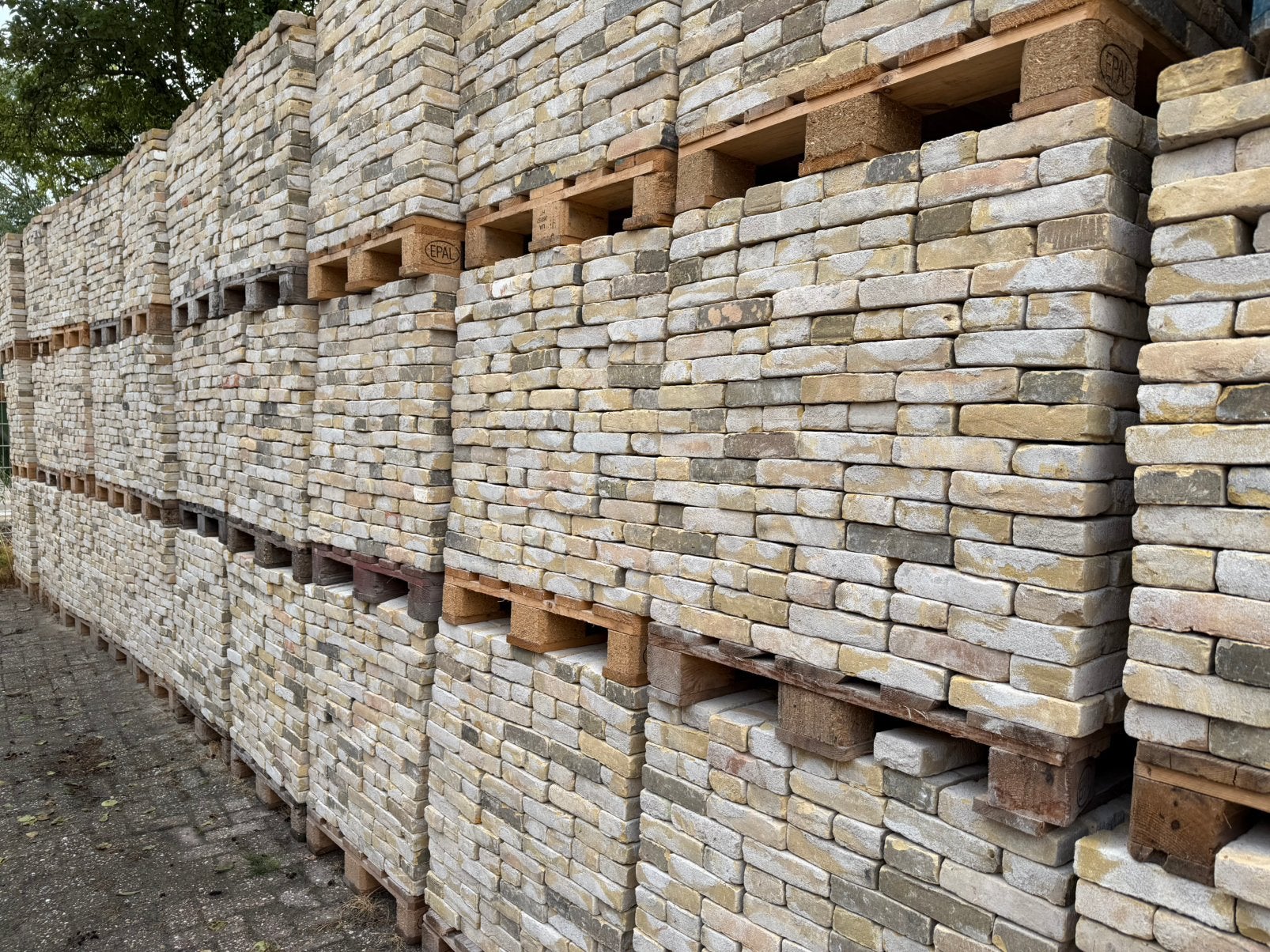 Metselsteen geel vormbak 32500 stuks uit 1 partij 18x4.5x9cm
