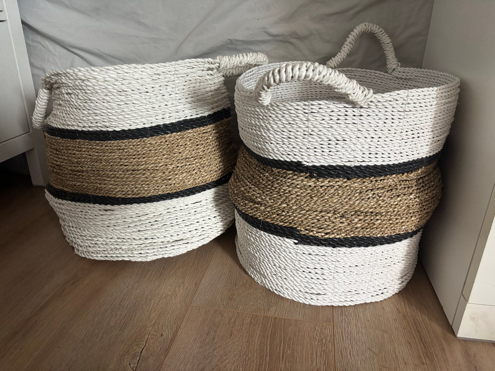 Set van 2 Gevlochten Manden - Wit, Zwart & Natuurlijk, Huis en Inrichting, Ophalen, Gebruikt, Gevlochten, Mand