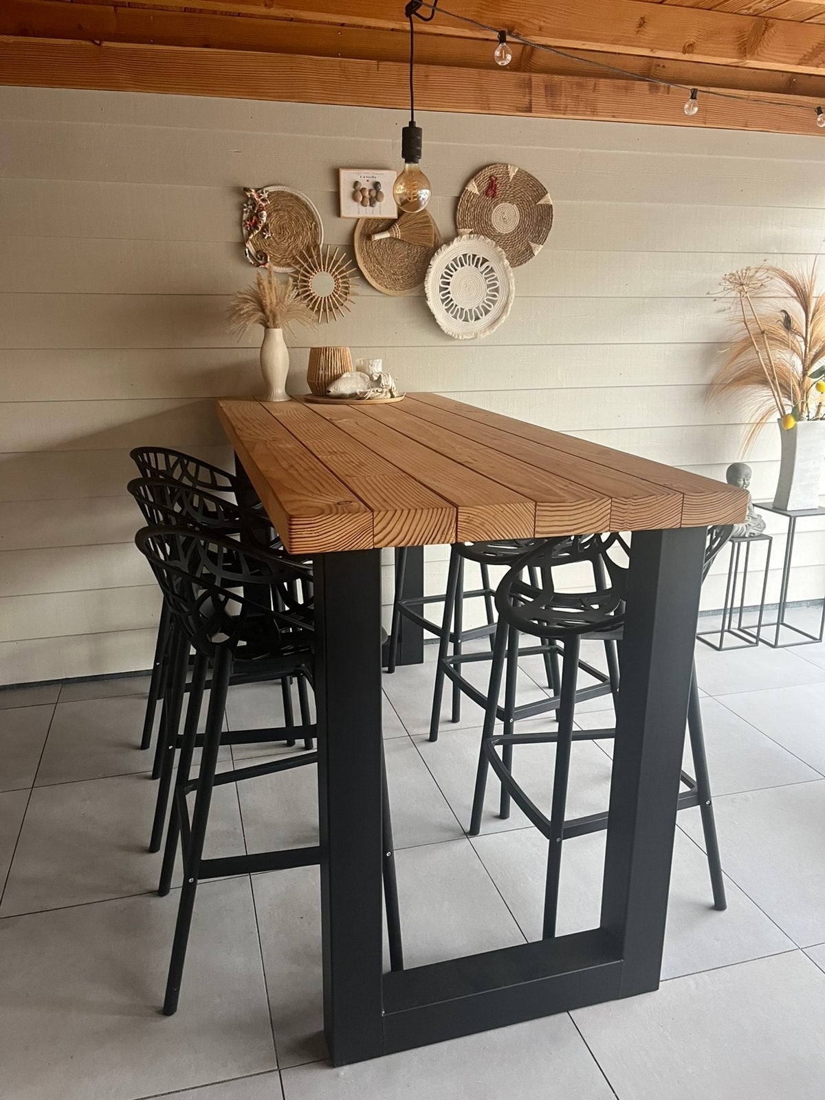 Prachtige robuuste houten bartafel met 6 zwarte barkrukken, Huis en Inrichting, Barren, Ophalen, Zo goed als nieuw