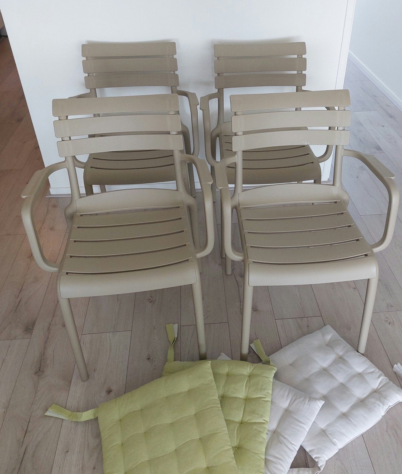 ZGAN Nette mooie 4  tuinstoelen & 4 zitkussens, Ophalen, Zo goed als nieuw, Kunststof