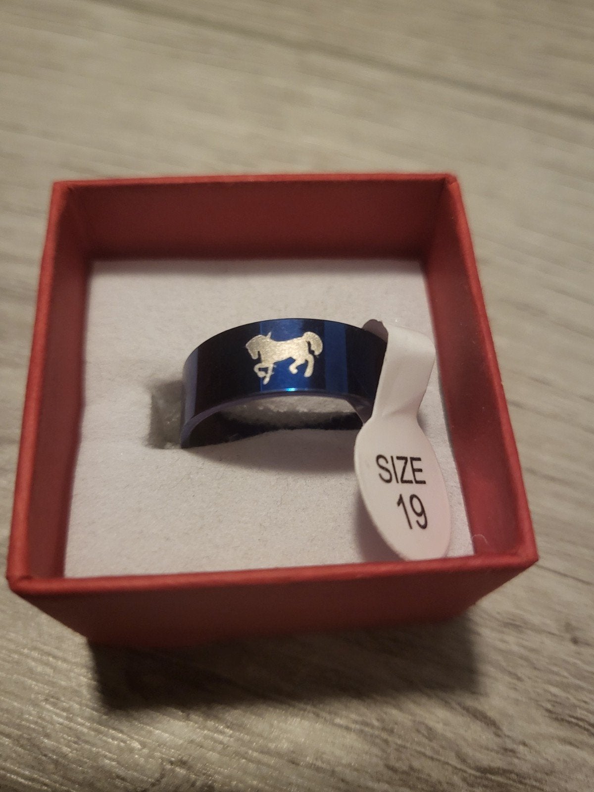 Nieuwe blauwe ring met paard, maat 19, 19 tot 20, Nieuw, Ophalen of Verzenden, Dame of Heer