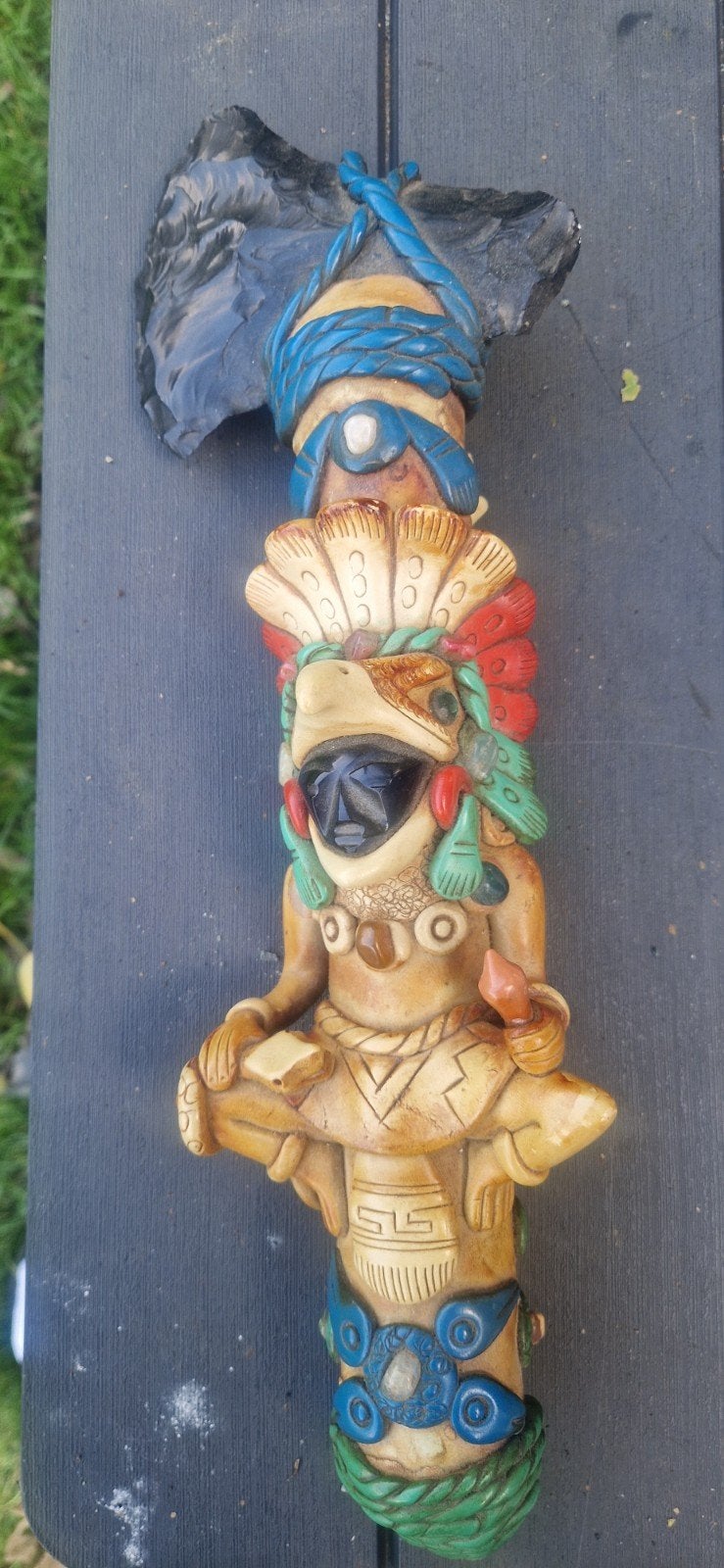 Azteekse bijl met obsidiaan blad en gedetailleerd handvat, Handgemaakt, Steen/keramiek, Mexico, Meerkleurig
