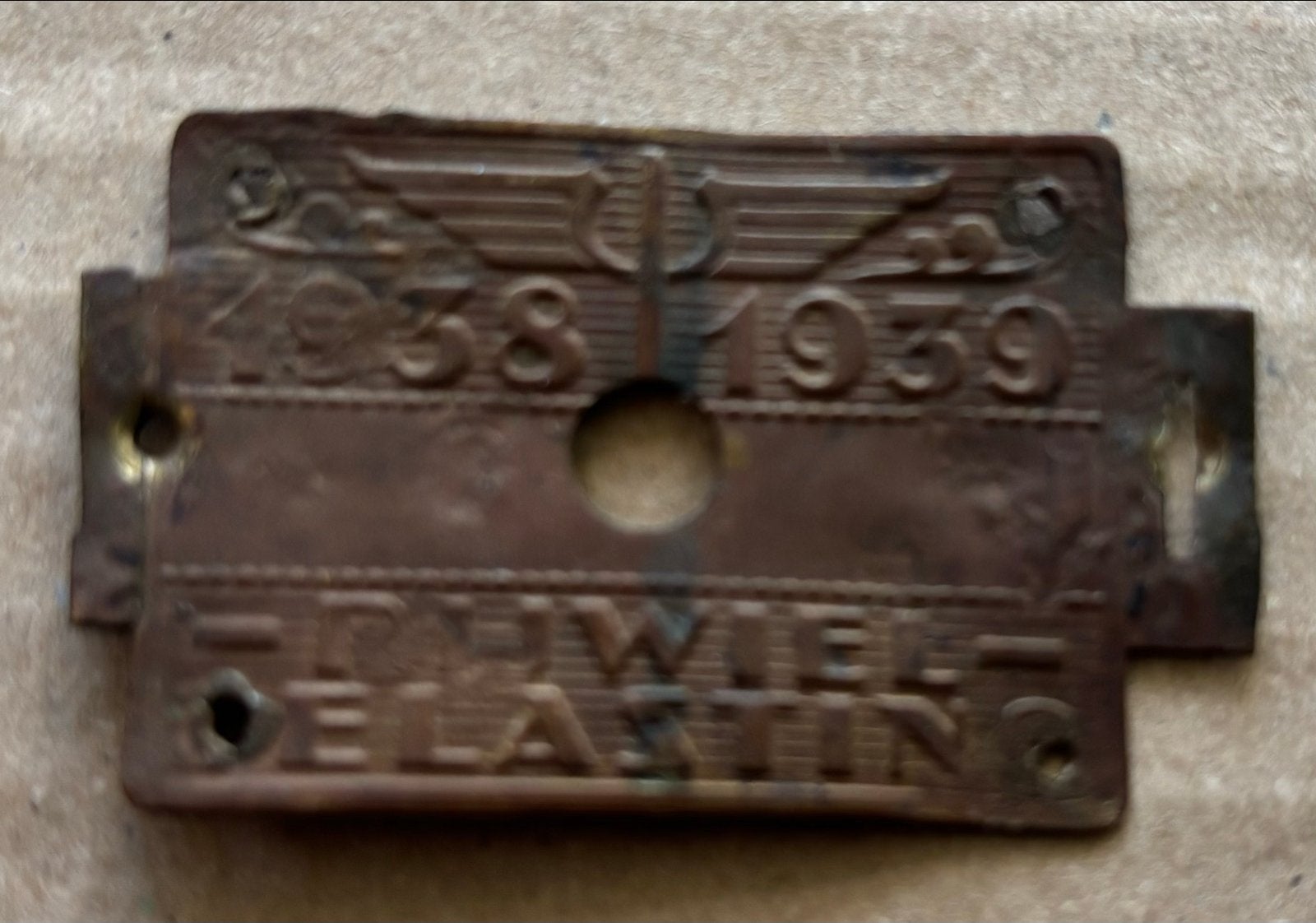 Rijwielbelastingplaatje werklozen 1938-1939 met gat, Ophalen of Verzenden, Gebruikt