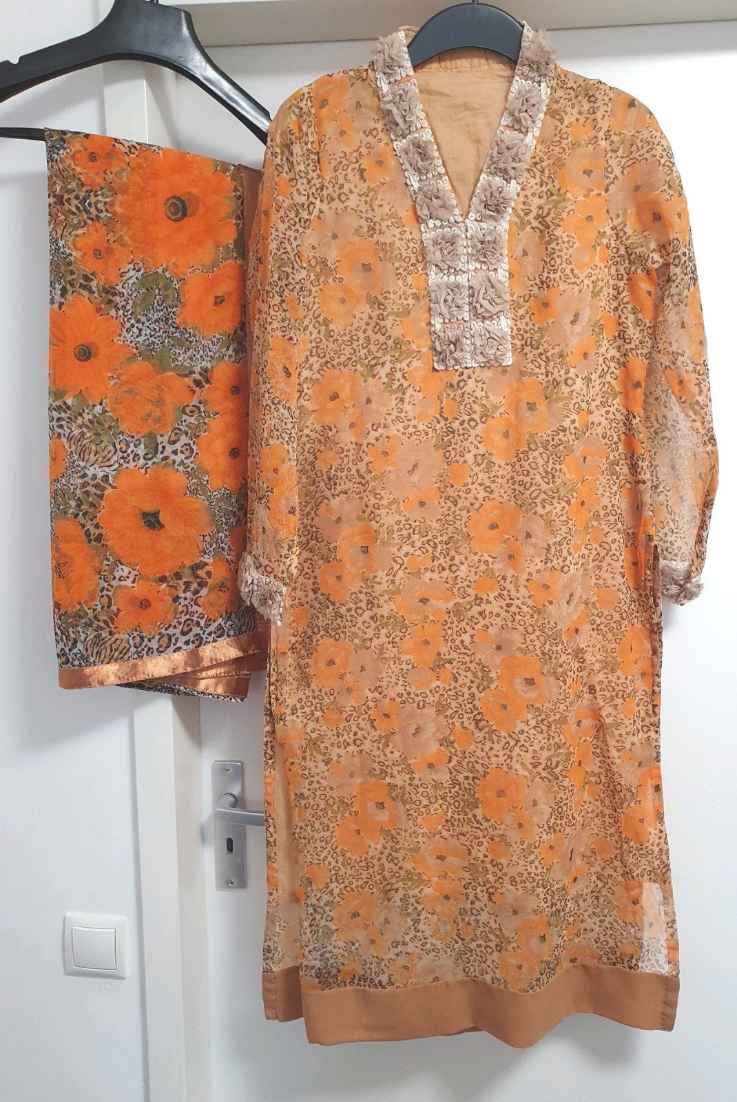 Oranje bloemenprint Indiase kameez met sjaal - Maat S, Kleding | Dames, Oranje, Ophalen of Verzenden, Zo goed als nieuw, Knielengte