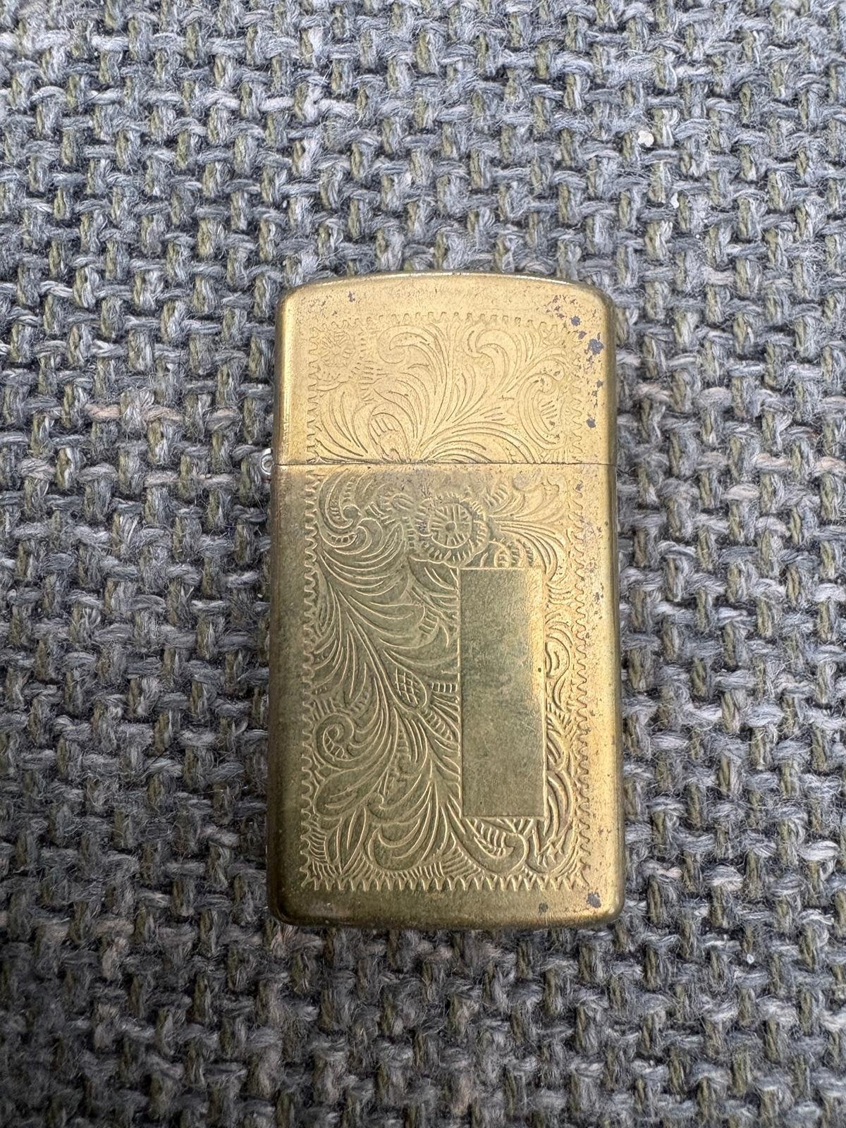 Vintage Zippo Aansteker - Messing met Gravure, Verzamelen, Ophalen of Verzenden, Gebruikt, Aansteker