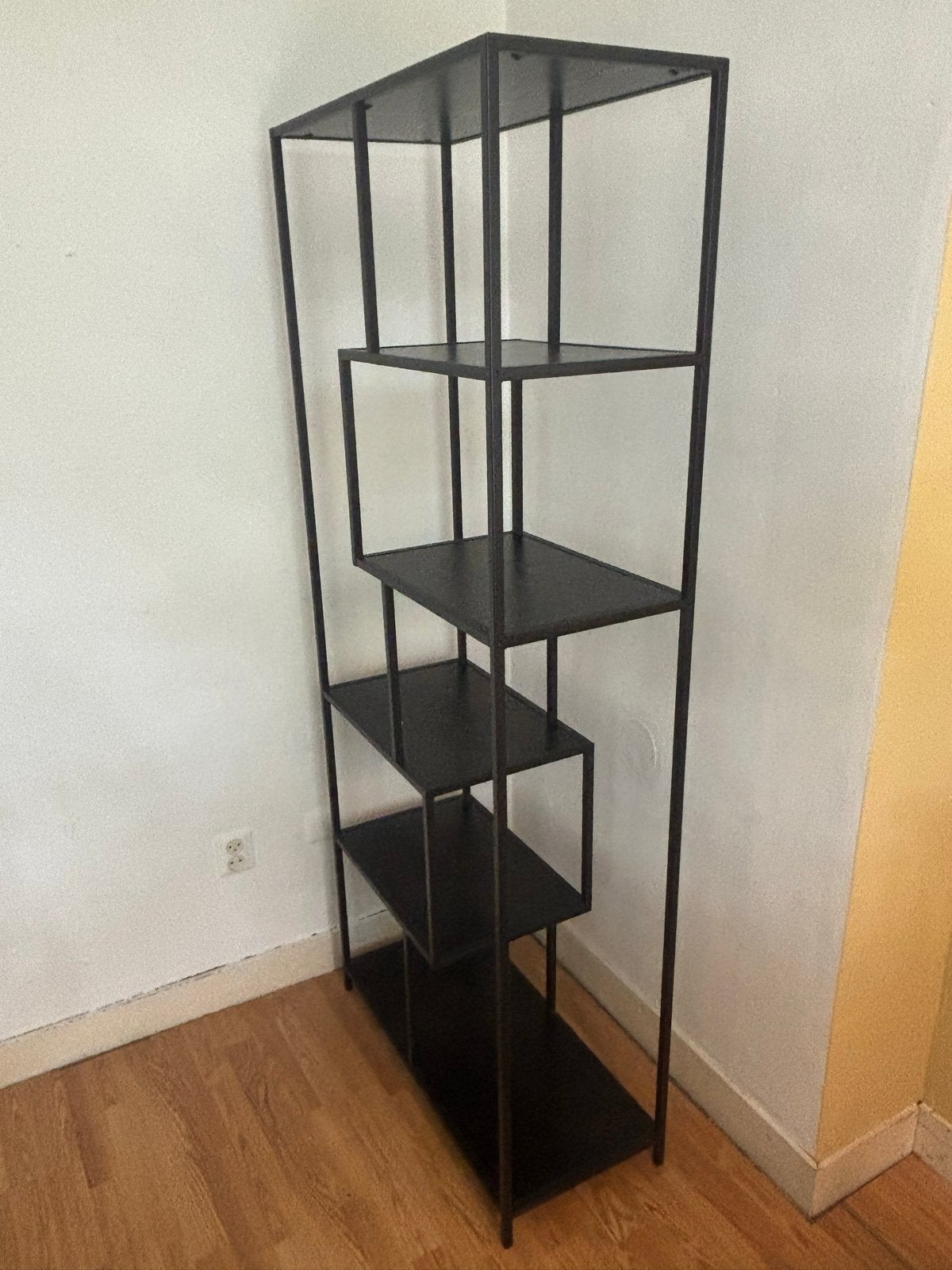 Zwart metalen open kast met asymmetrische planken, Ophalen, Met plank(en), 50 tot 100 cm, Zo goed als nieuw