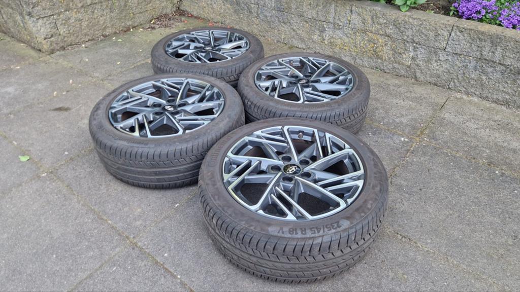Hyundai Kona Continental 18 INCH VELGEN Bi-Color 52910-J9850, Auto-onderdelen, Banden en Velgen, Ophalen, 18 inch, Gebruikt, Banden en Velgen