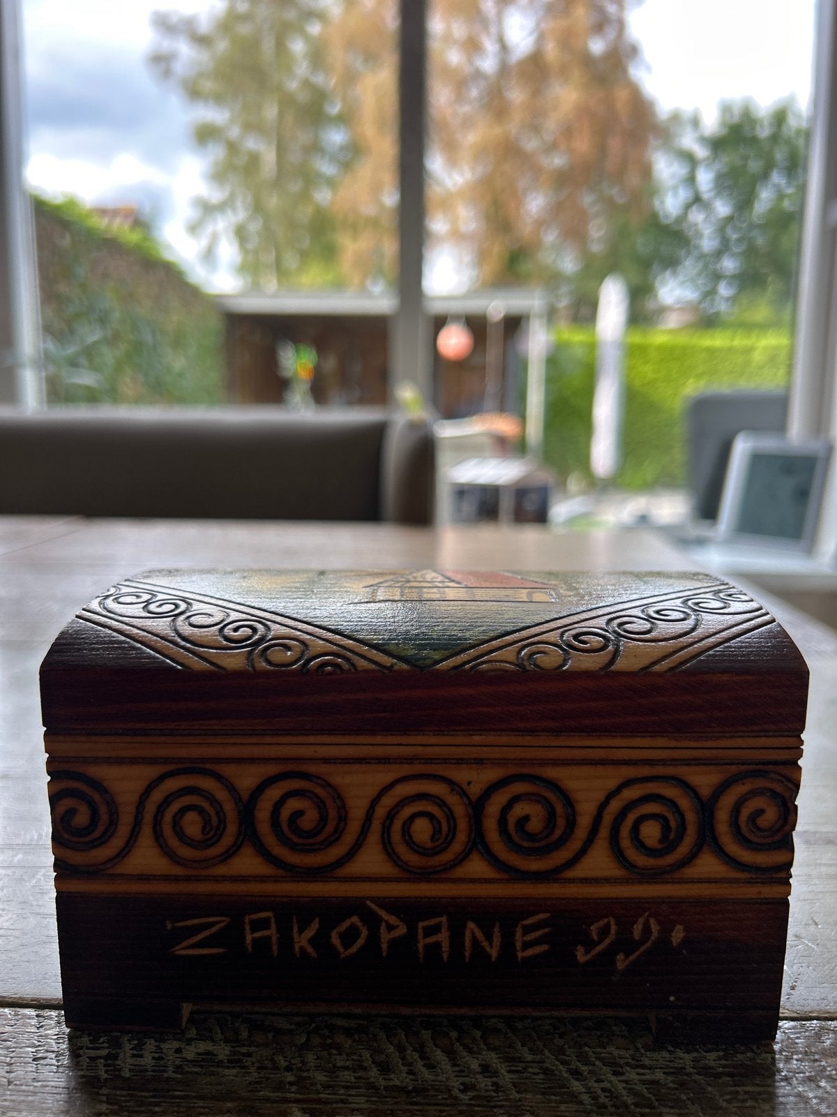 Houten kistje met handgesneden decoratie - Zakopane, Huis en Inrichting, Woonaccessoires | Kisten, Ophalen, Minder dan 50 cm, Gebruikt