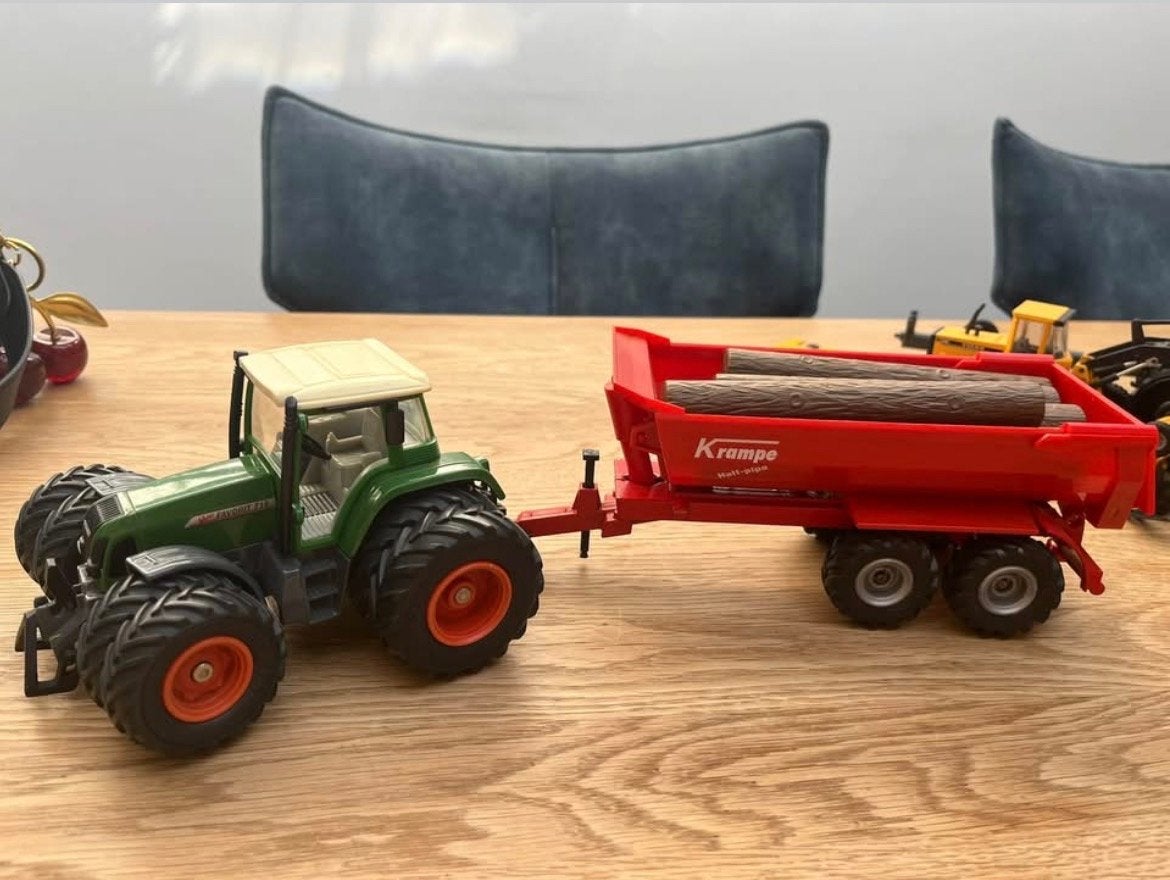 Siku Fendt Favorit 716 met Krampe kieptrailer en houtkraan, Ophalen of Verzenden, Zo goed als nieuw, Groter dan 1:32, Revell