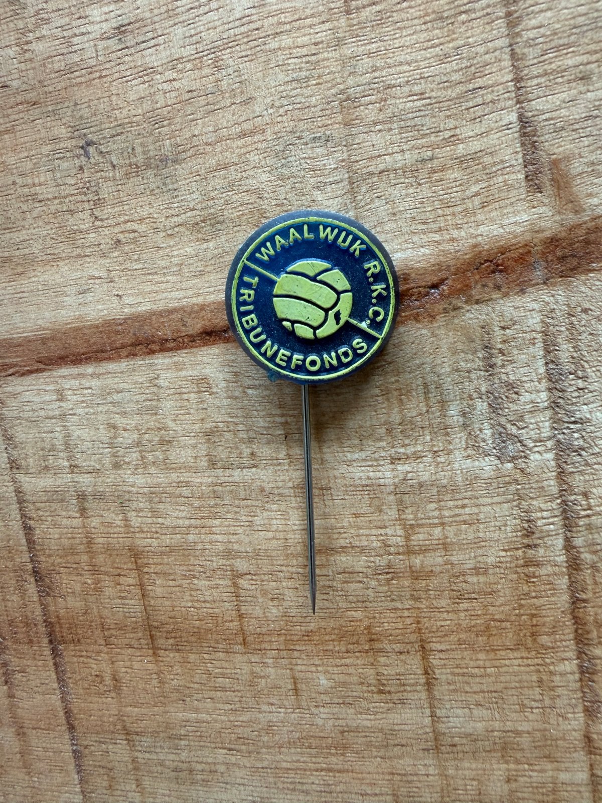 Vintage RKC Waalwijk Tribune Fonds Speldje Pin, Verzamelen, Ophalen of Verzenden, Gebruikt, Sport, Speldje of Pin