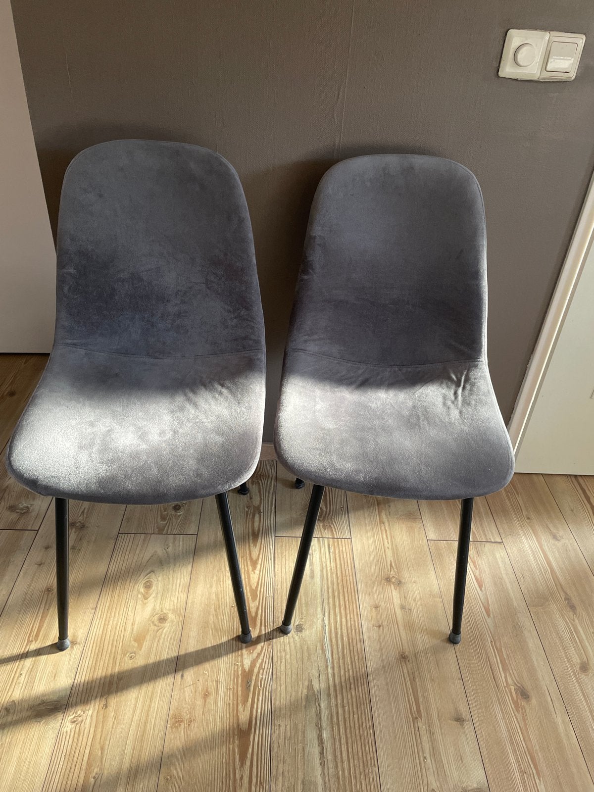 Twee grijze eetstoelen in goede staat, Ophalen, Twee, Zo goed als nieuw, Stof