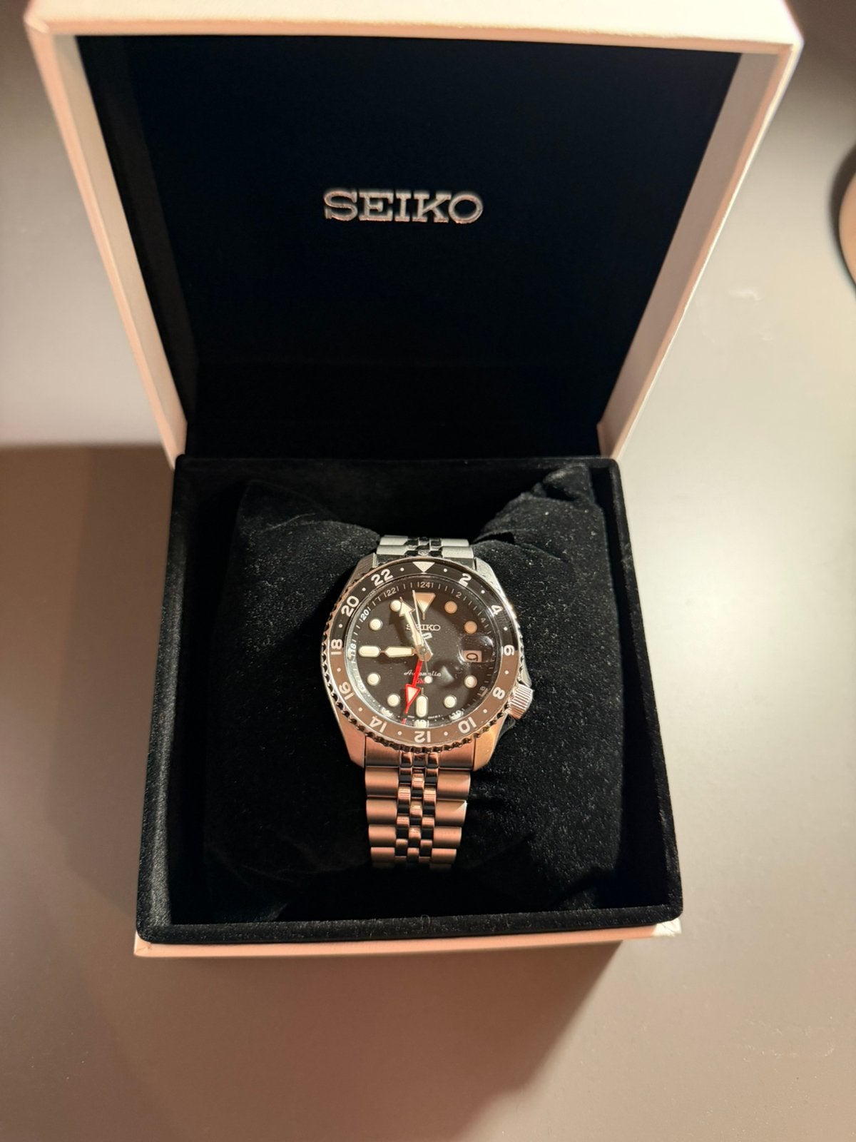 Seiko 5 Sports GMT “bruce wayne”, Sieraden, Tassen en Uiterlijk, Staal, Polshorloge, Ophalen of Verzenden, Zo goed als nieuw