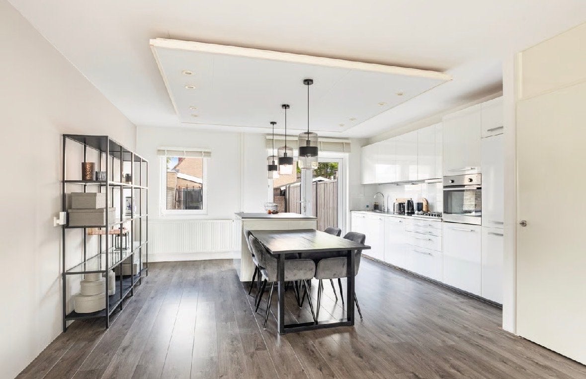 Moderne witte keuken met kookeiland en apparatuur, Huis en Inrichting, Ophalen, Wit, Enkelwandige keuken, Zo goed als nieuw