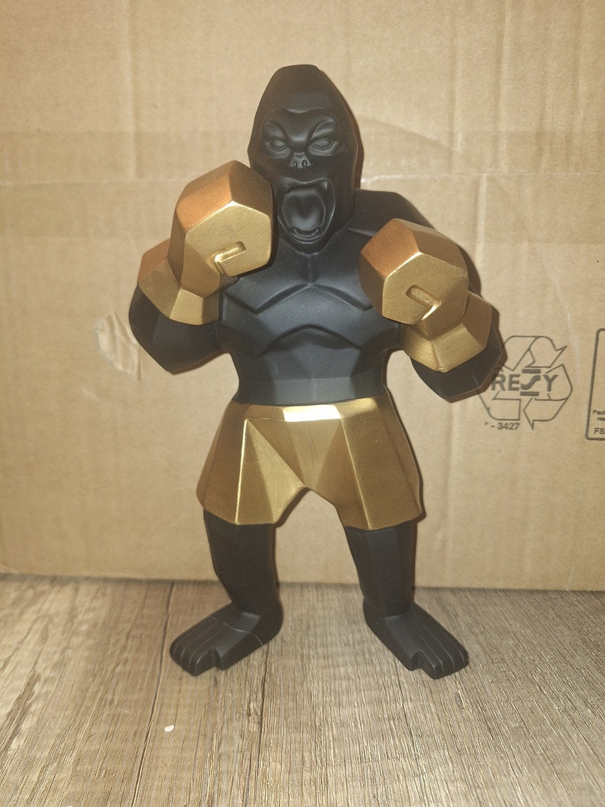 Bokser Gorilla Beeldje - Zwart en Goud Decoratie, Verzamelen, Poppetjes en Figuurtjes, Zo goed als nieuw, Ophalen of Verzenden