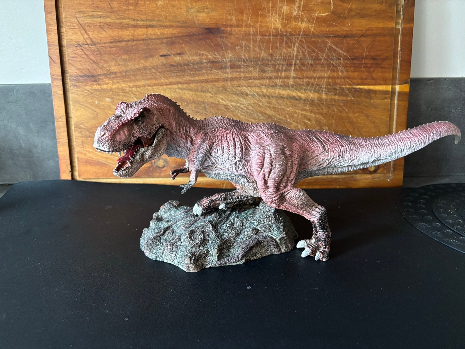 Realistisch T-Rex Dinosaurus Beeldje op Rots, Ophalen of Verzenden, Zo goed als nieuw