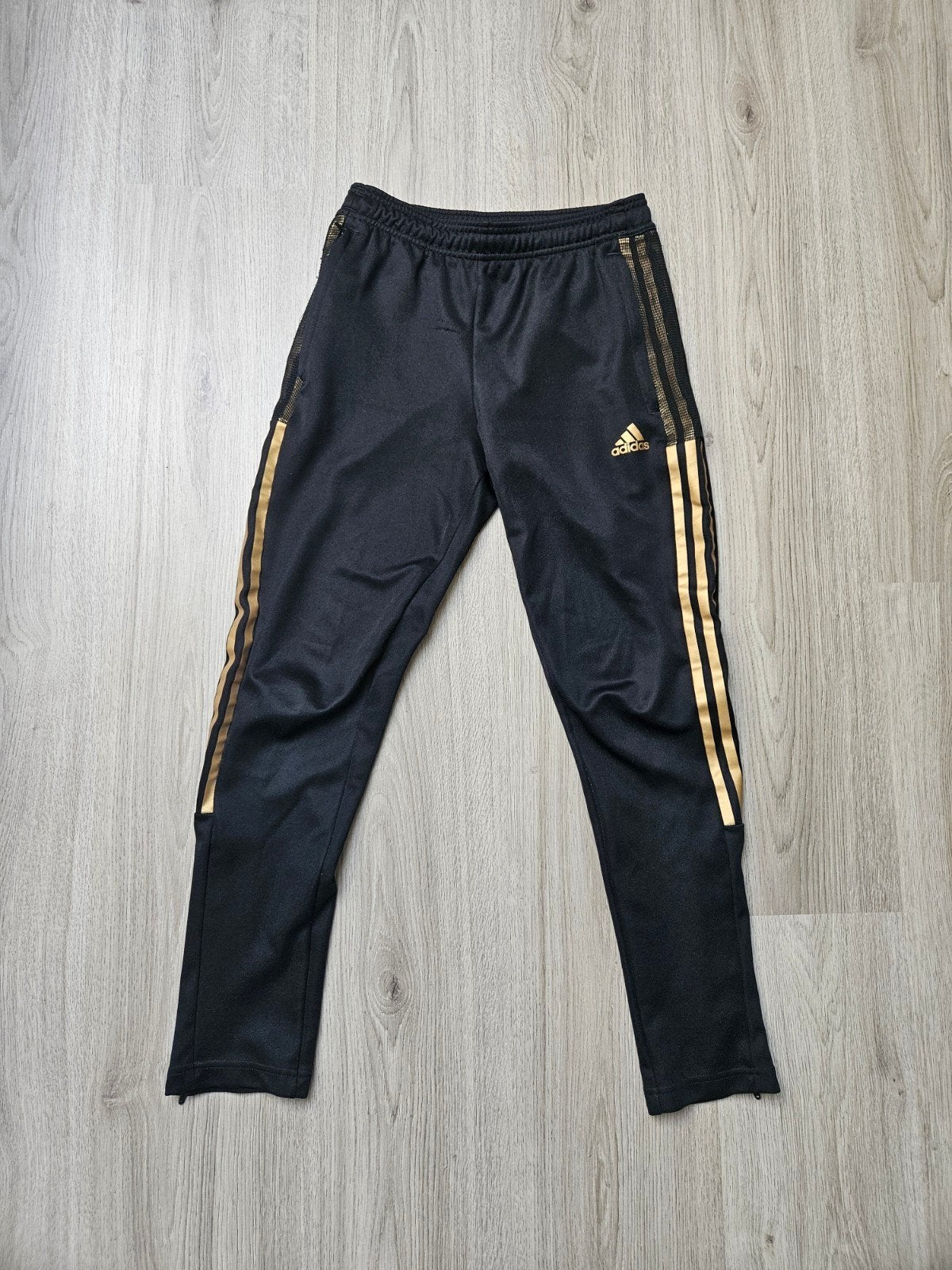 Adidas Trainingsbroek Zwart met Gouden Strepen, Kinderen en Baby's, Kinderkleding | Maat 152, Broek, Adidas, Gebruikt, Jongen of Meisje