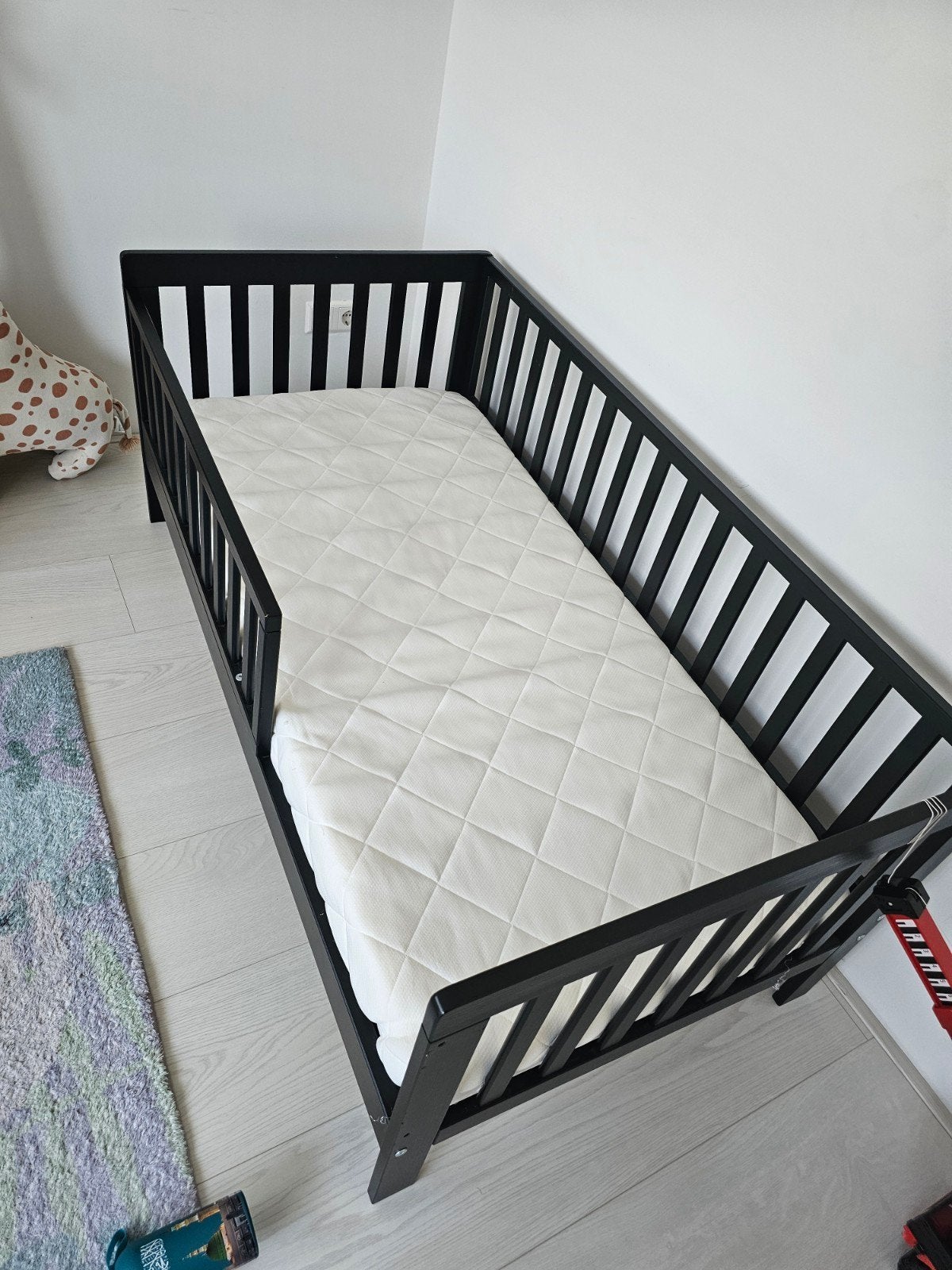 Petit Amelie Peuterbed Plume Zwart 140x70 zo goed als nieuw, Kinderen en Baby's, Kinderkamer | Bedden, Lattenbodem, 70 tot 85 cm