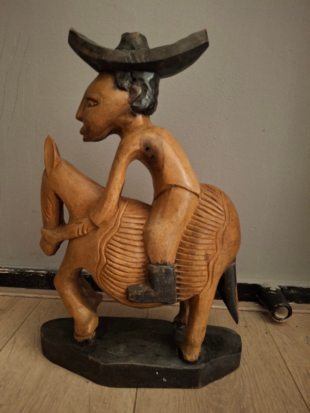 Houten beeld man op paard met hoed, Antiek en Kunst, Ophalen of Verzenden, Handgemaakt, 20 - 50 cm, Beeld