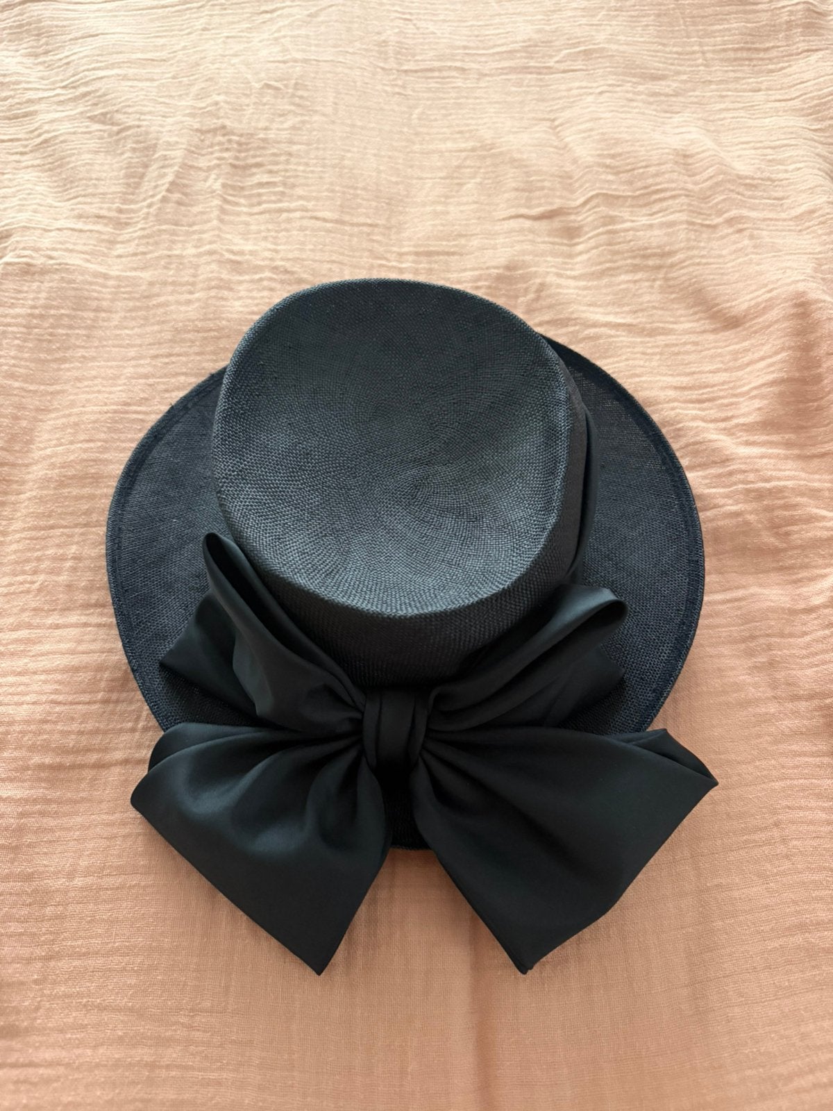 Donkerblauwe hoed met strik van Whiteley, Kleding | Dames, Hoeden en Petten, Ophalen of Verzenden, Nieuw, 56 of 57 cm (M, 7 of 7⅛ inch)