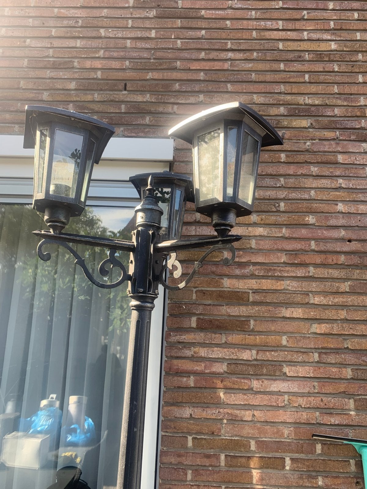 Klassieke staande buitenlamp met drie lantaarns, Gebruikt, Minder dan 50 watt, Staande lamp, Ophalen of Verzenden